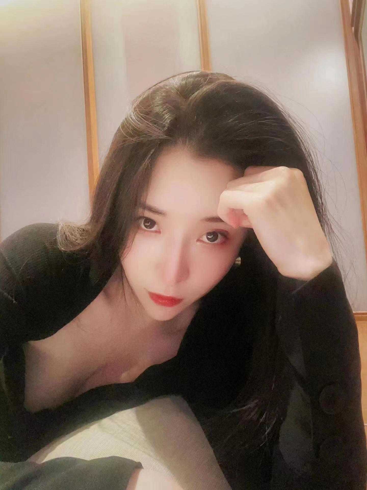 十分气质高雅的美女