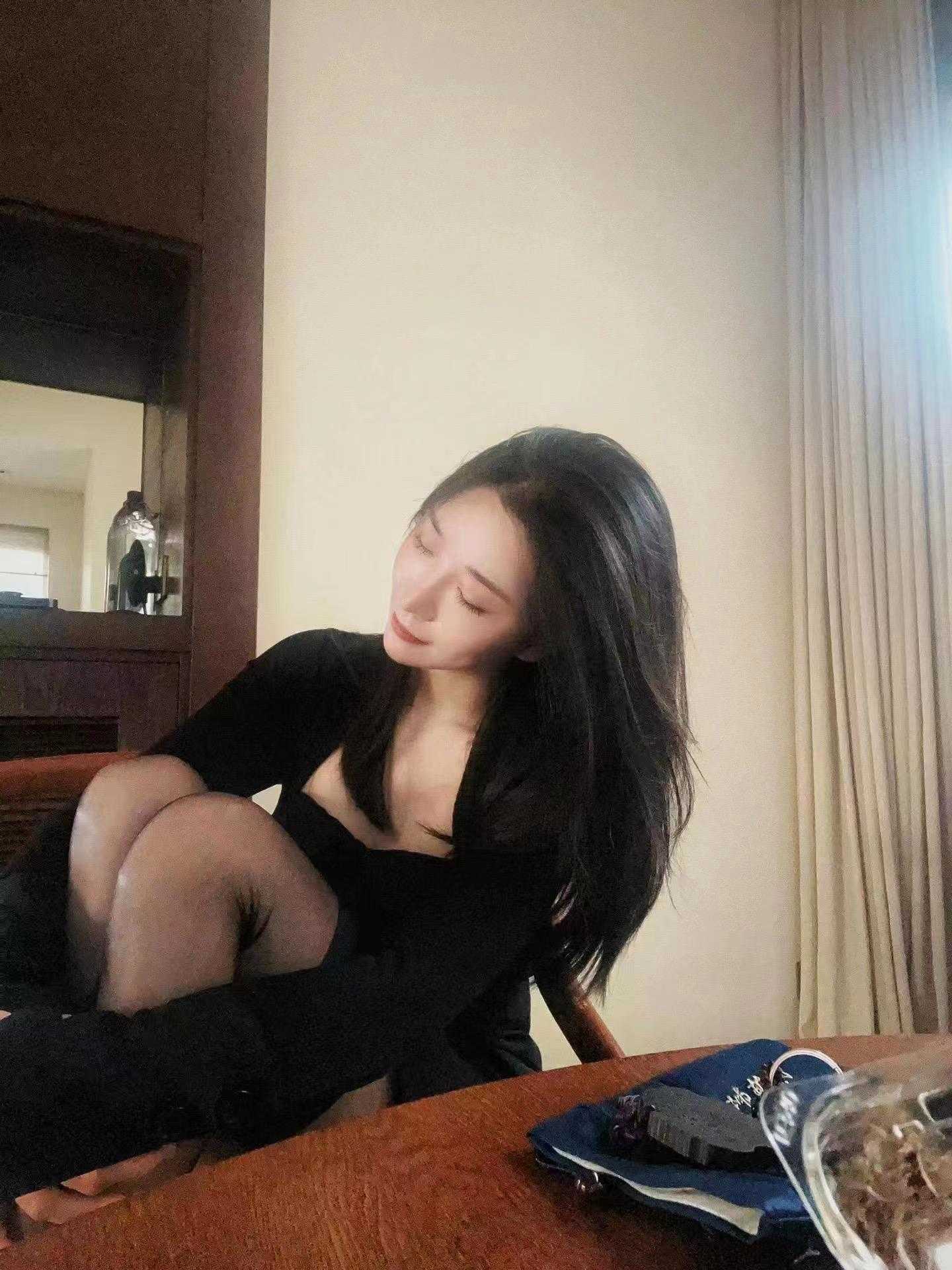 十分气质高雅的美女