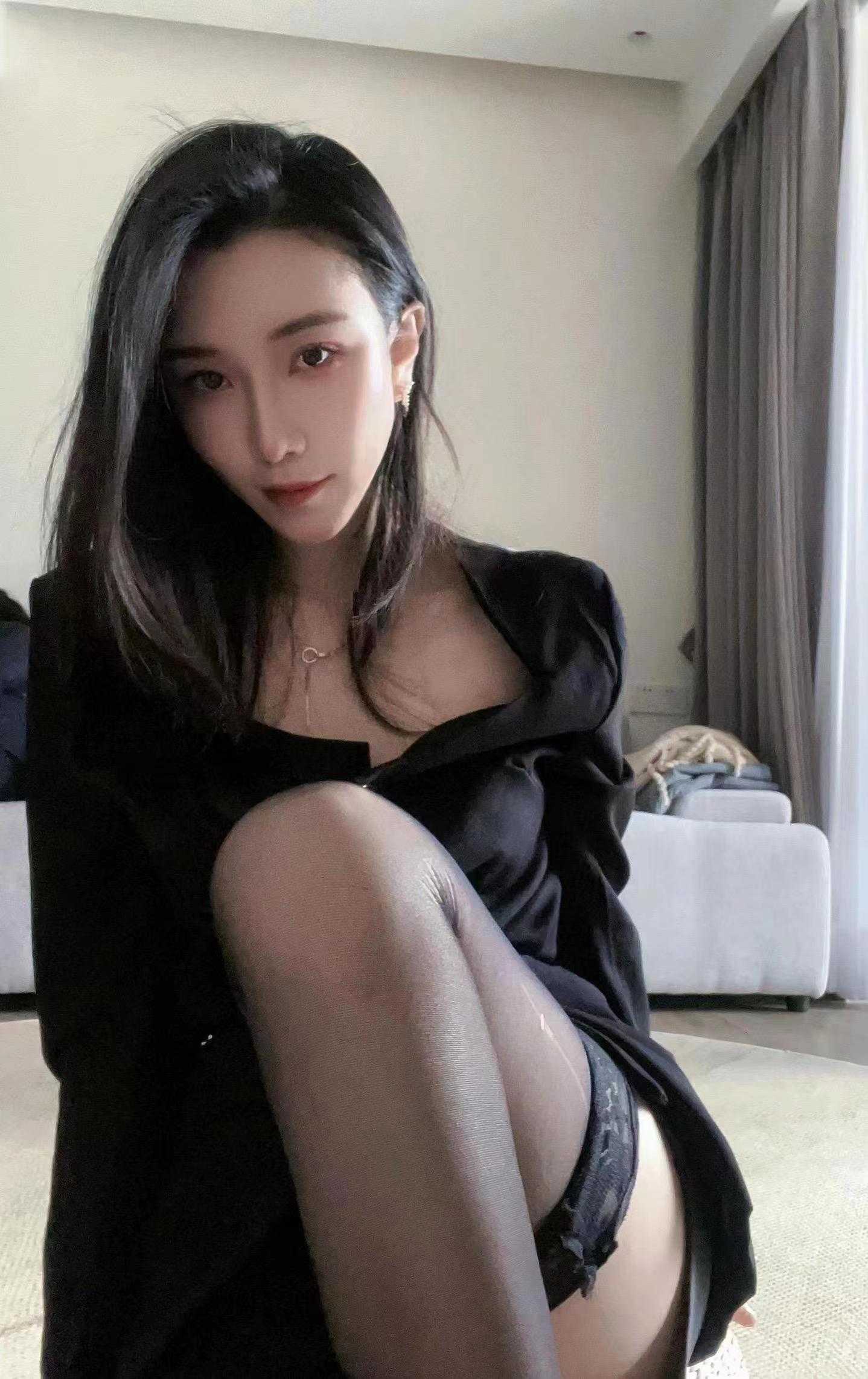 十分气质高雅的美女