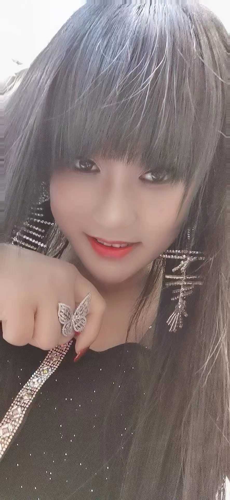 一边聊一边摸她，没啥距离感