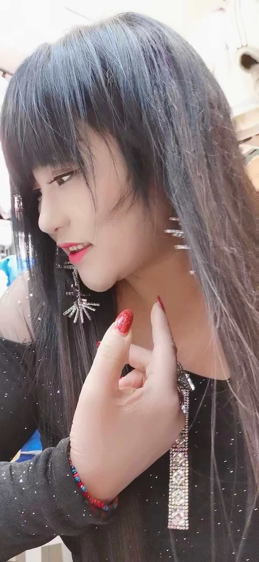 一边聊一边摸她，没啥距离感