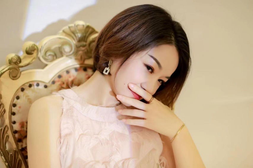 胸大萝莉音的小姐姐