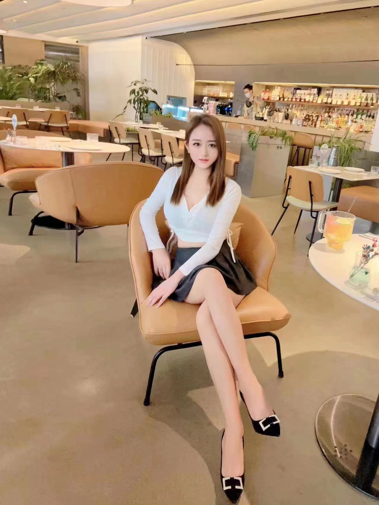 舔的舒服，夹的紧的年轻小妹