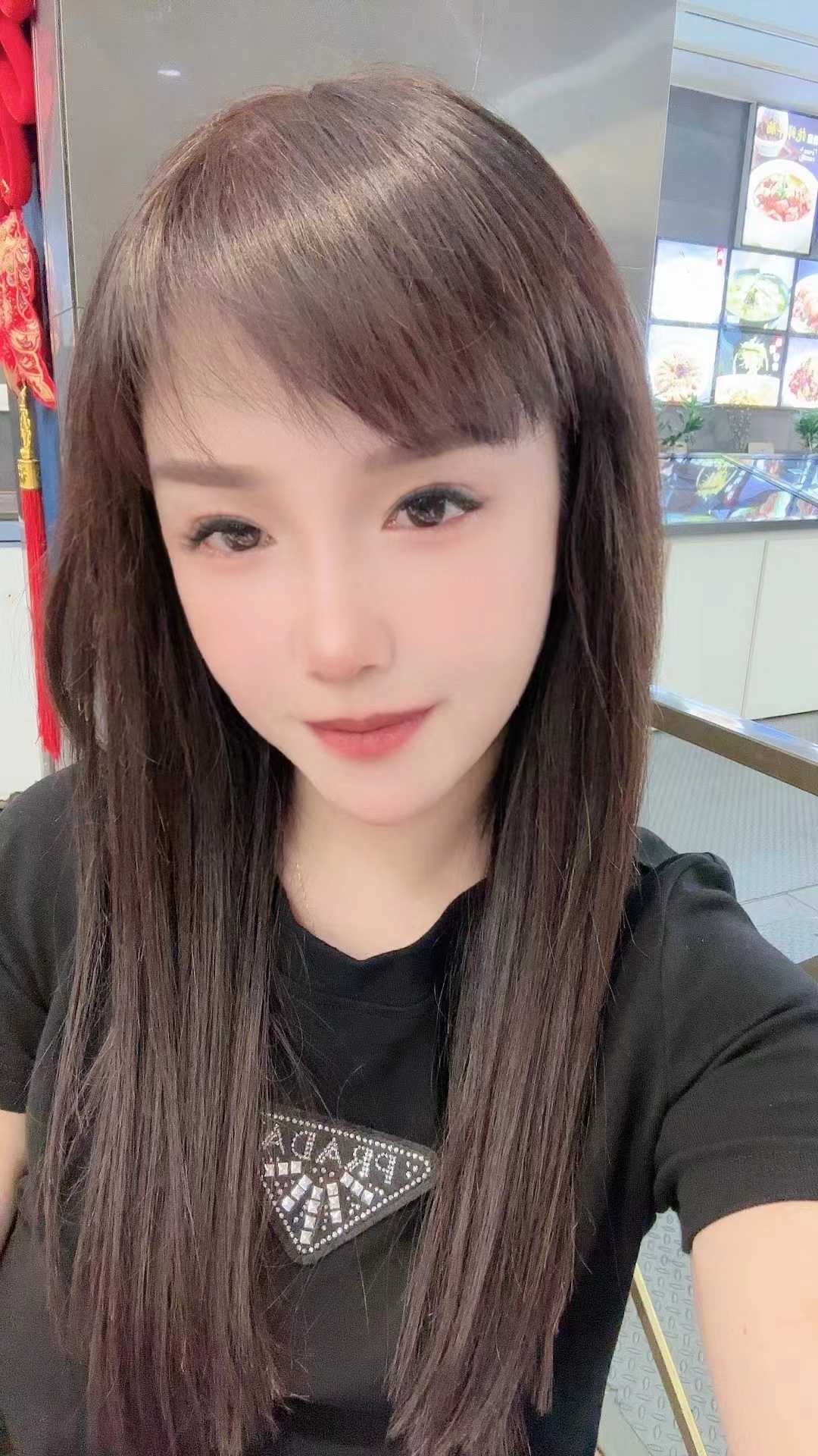 妹子水比较多，胸很粉