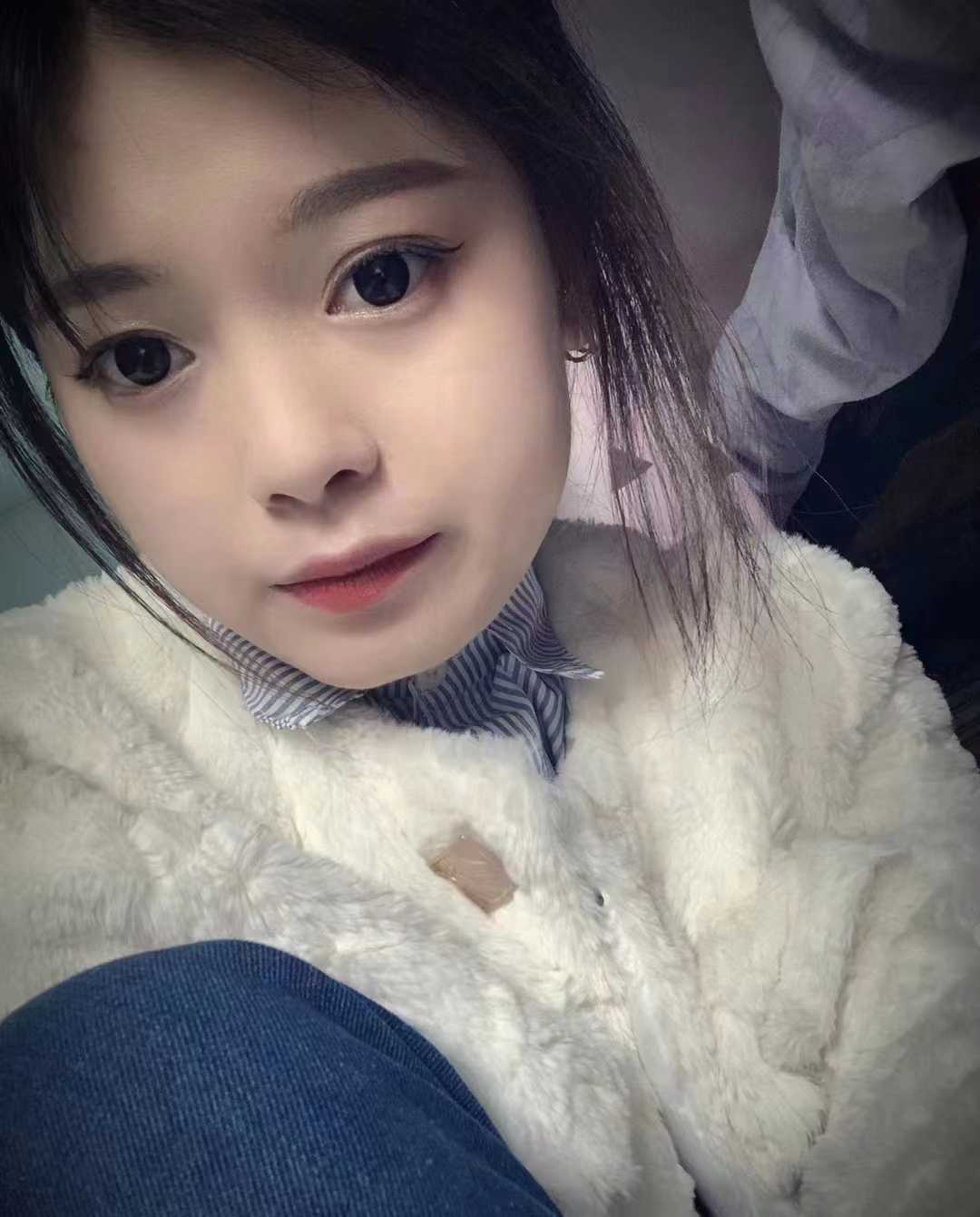 一手摸胸一手摸b，爽得不要不要的