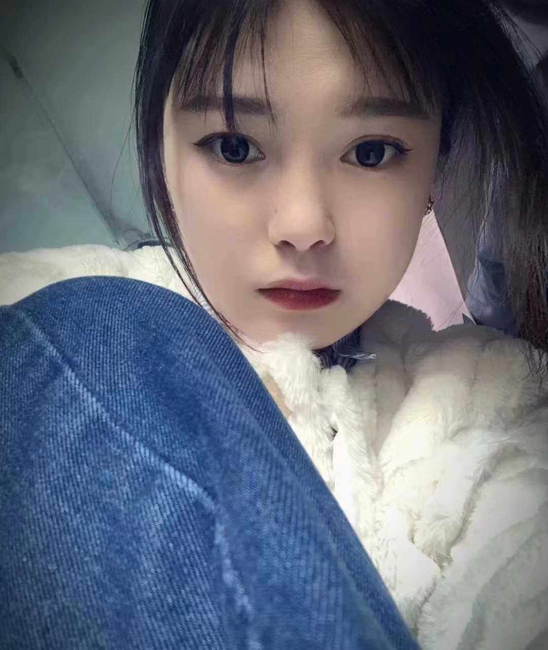 一手摸胸一手摸b，爽得不要不要的