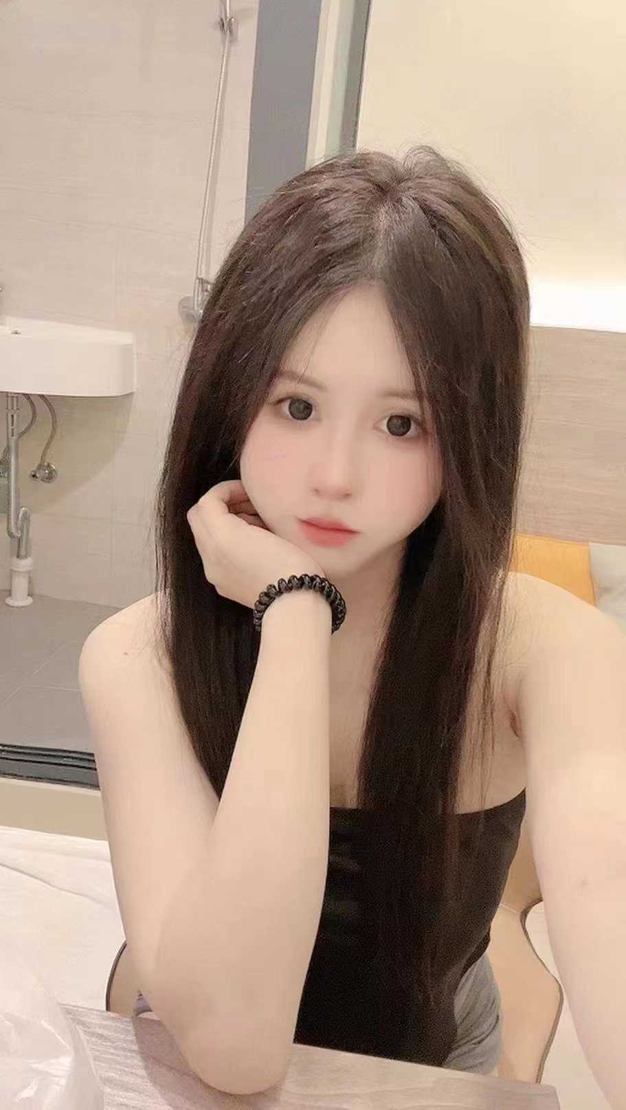 年轻漂亮，腰细，胸大