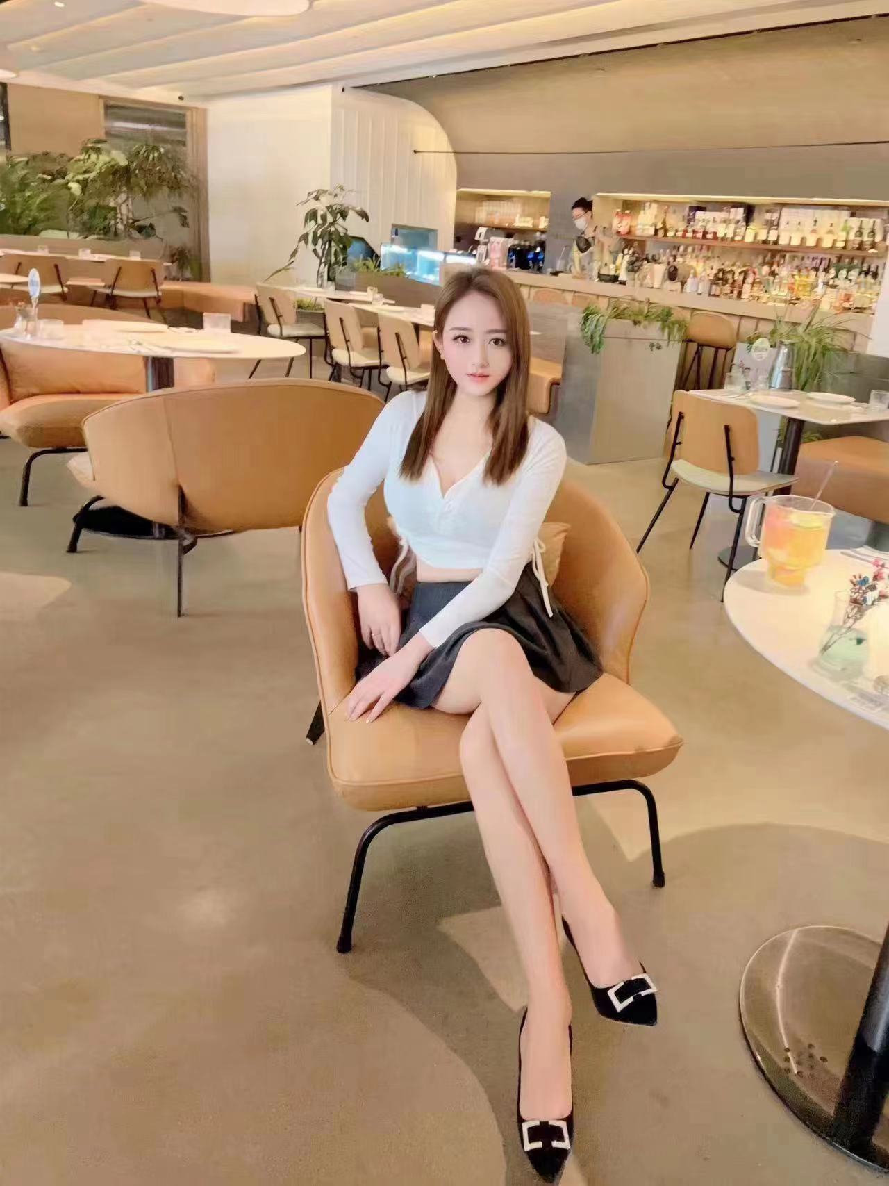 舌头非常灵活，胸大臀翘