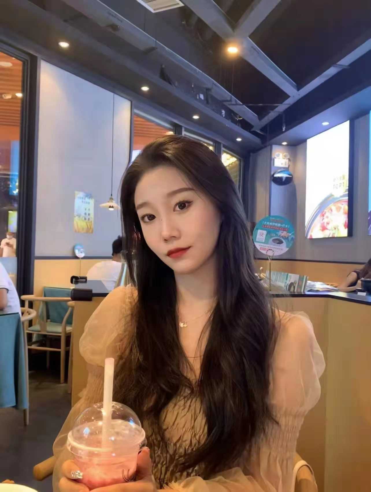 身体柔韧度极佳，各种姿势都能配合