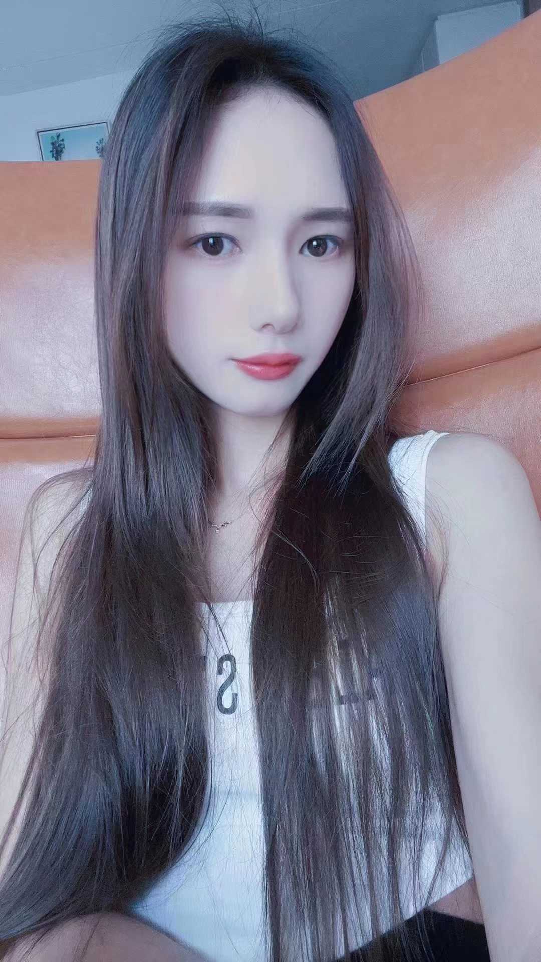 会主动服务的气质美女