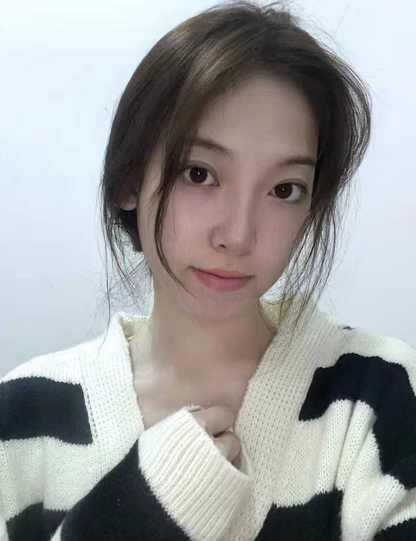 眉清目秀，笑起来也是甜甜的感觉