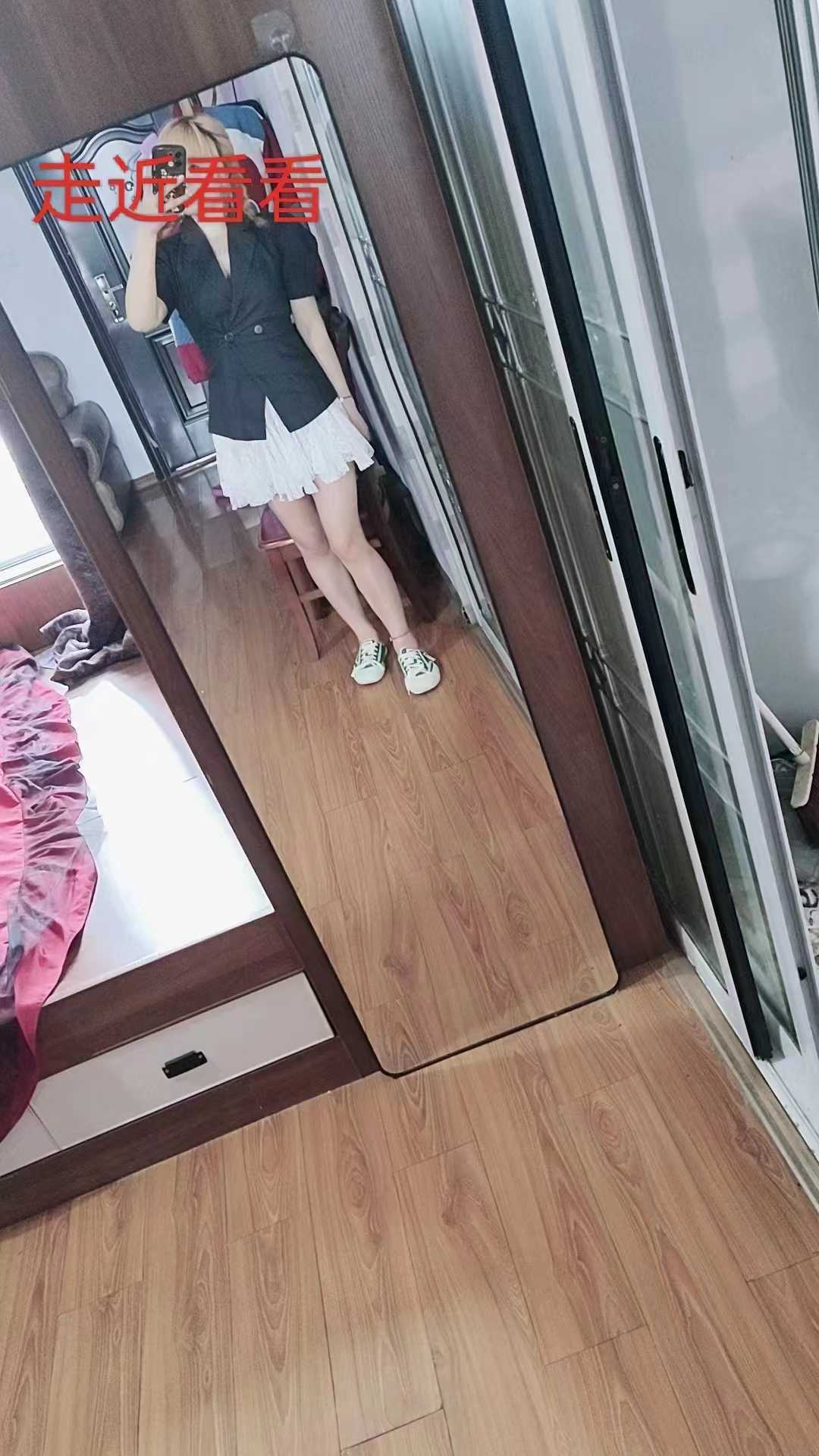 做~ai很投入，脸蛋红红的