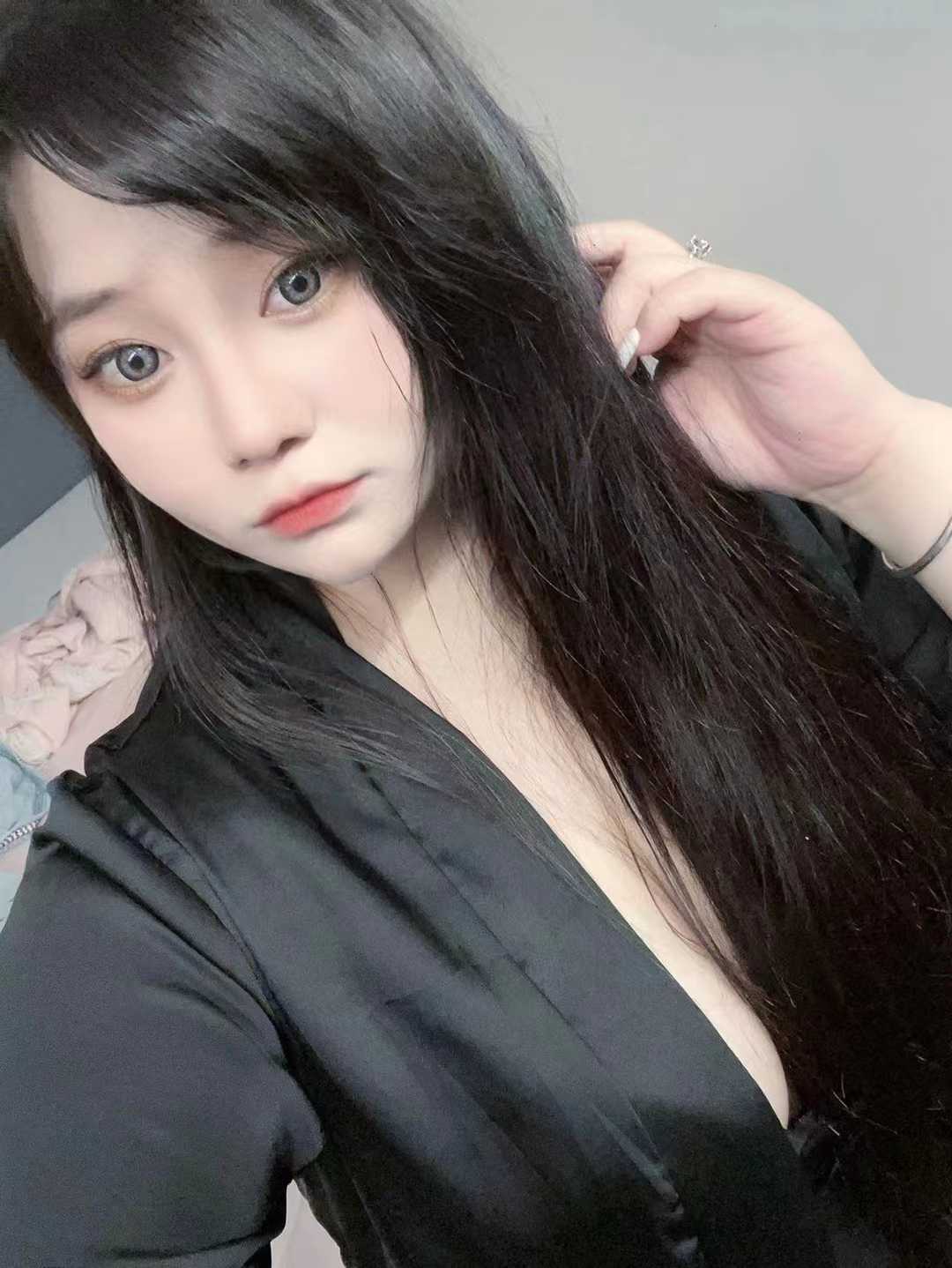 技术很棒，抱着她的头满射而出