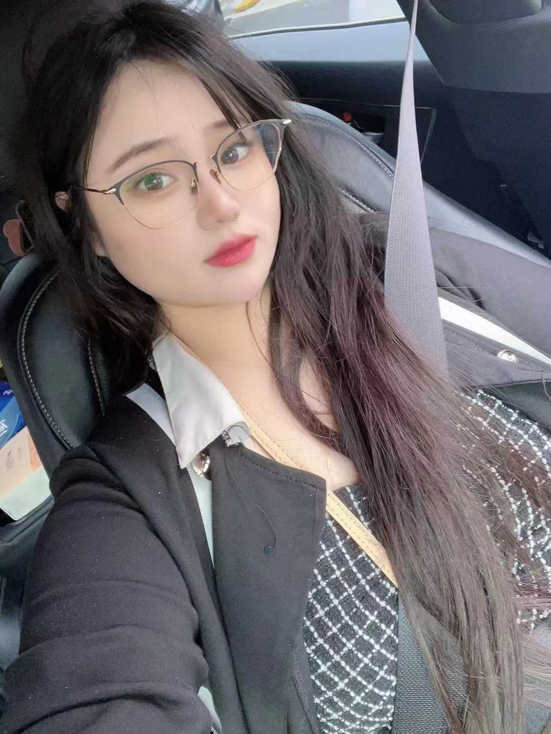 技术很棒，抱着她的头满射而出