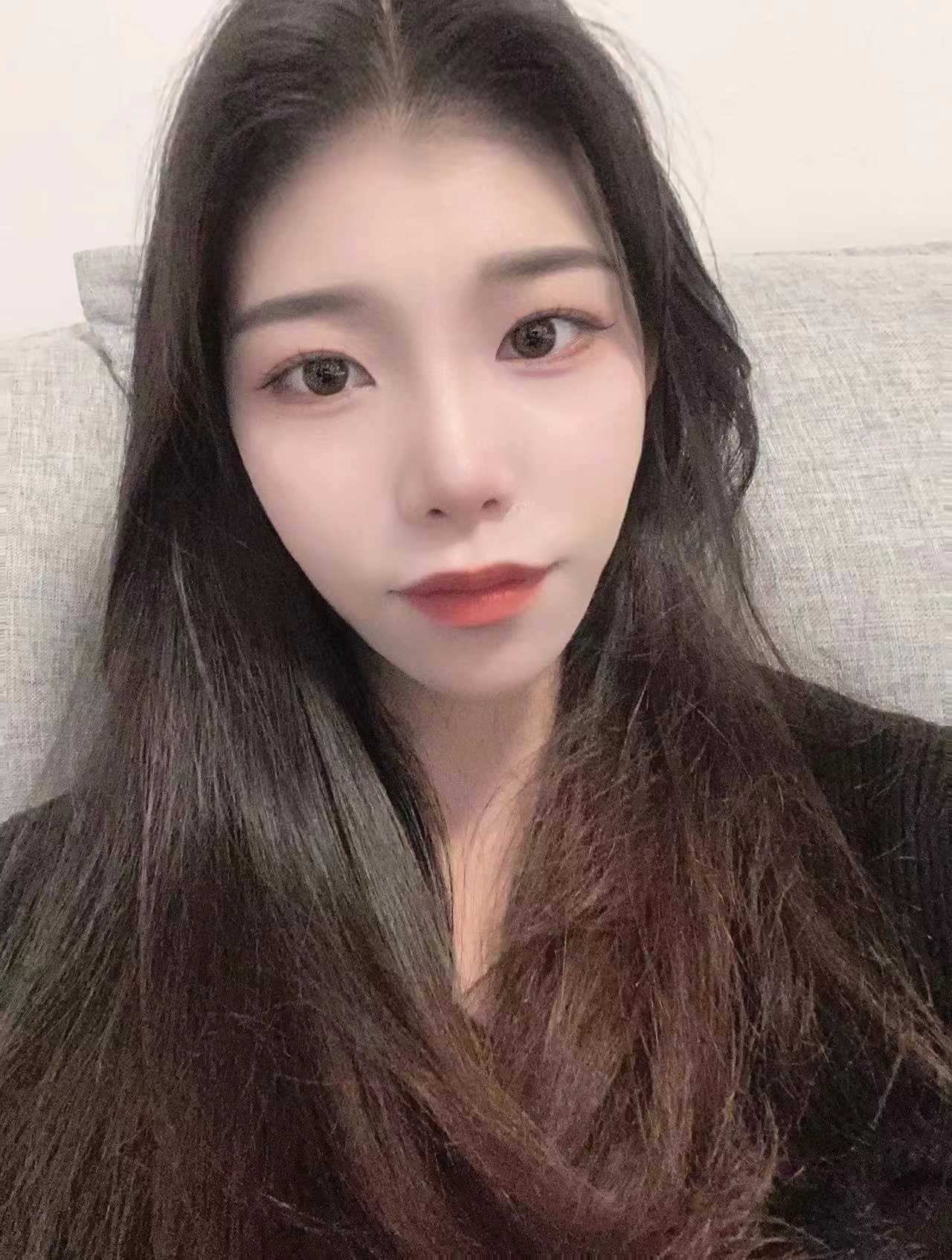 性感的嘴唇，灵活的舌头