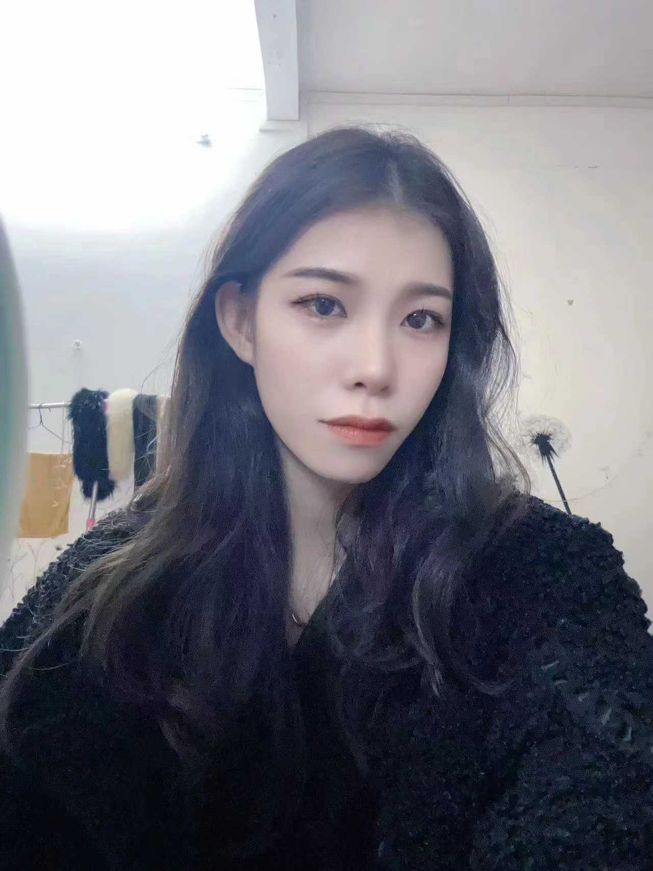 性感的嘴唇，灵活的舌头