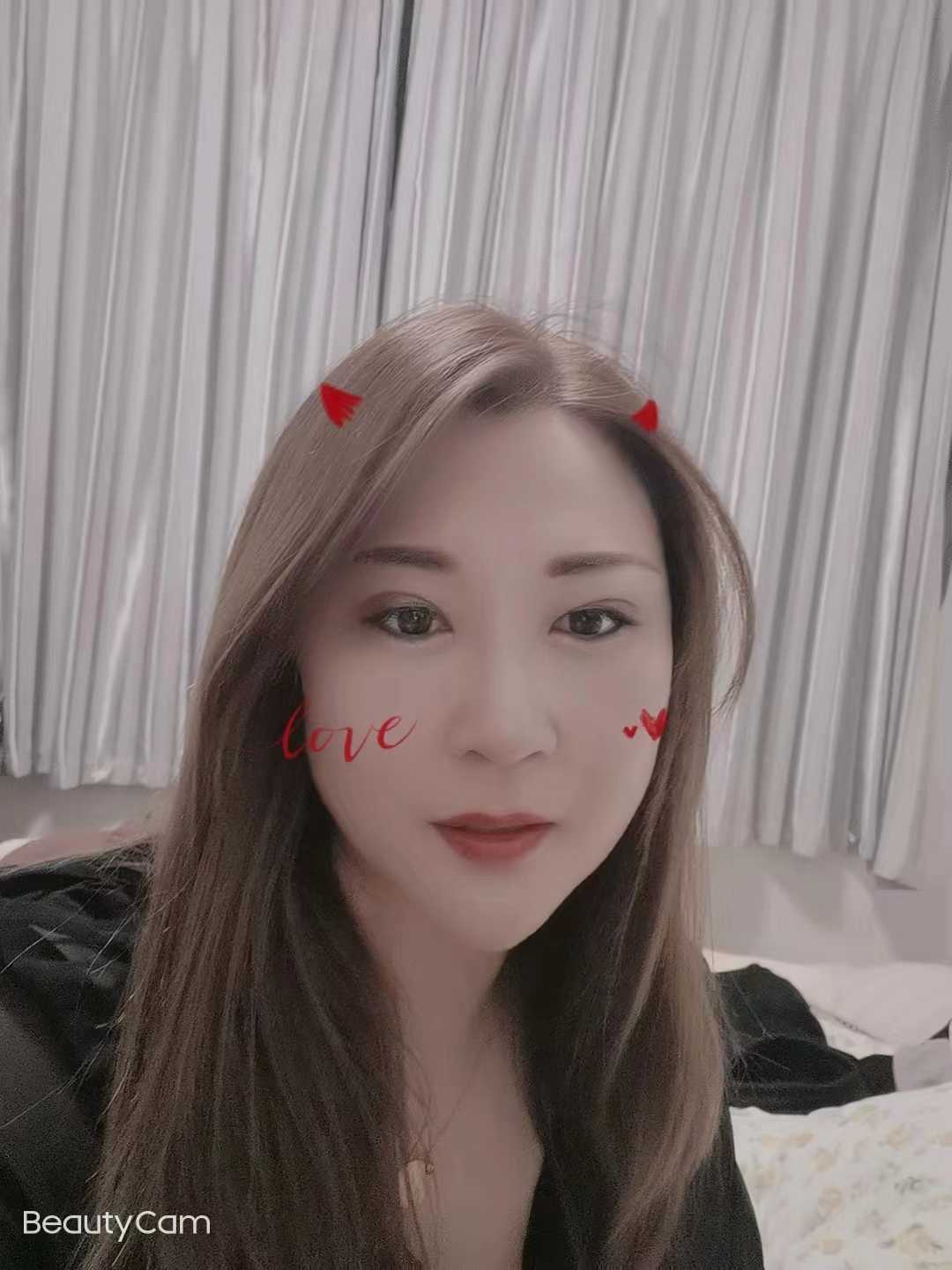 一边干一边吃大奶，爽的不行