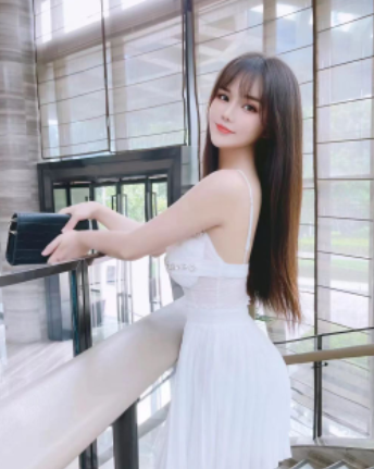 有各种制服可选，长相气质好