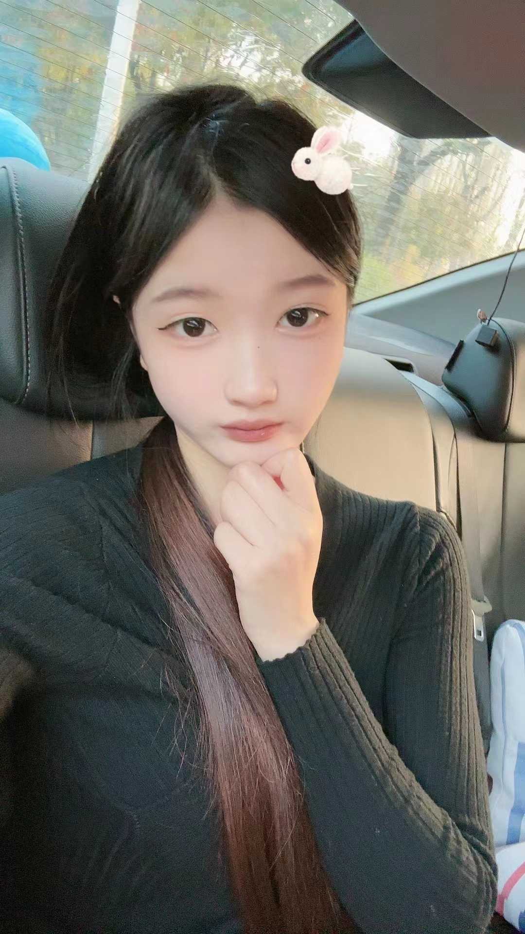 00后可盐可甜的小姐姐