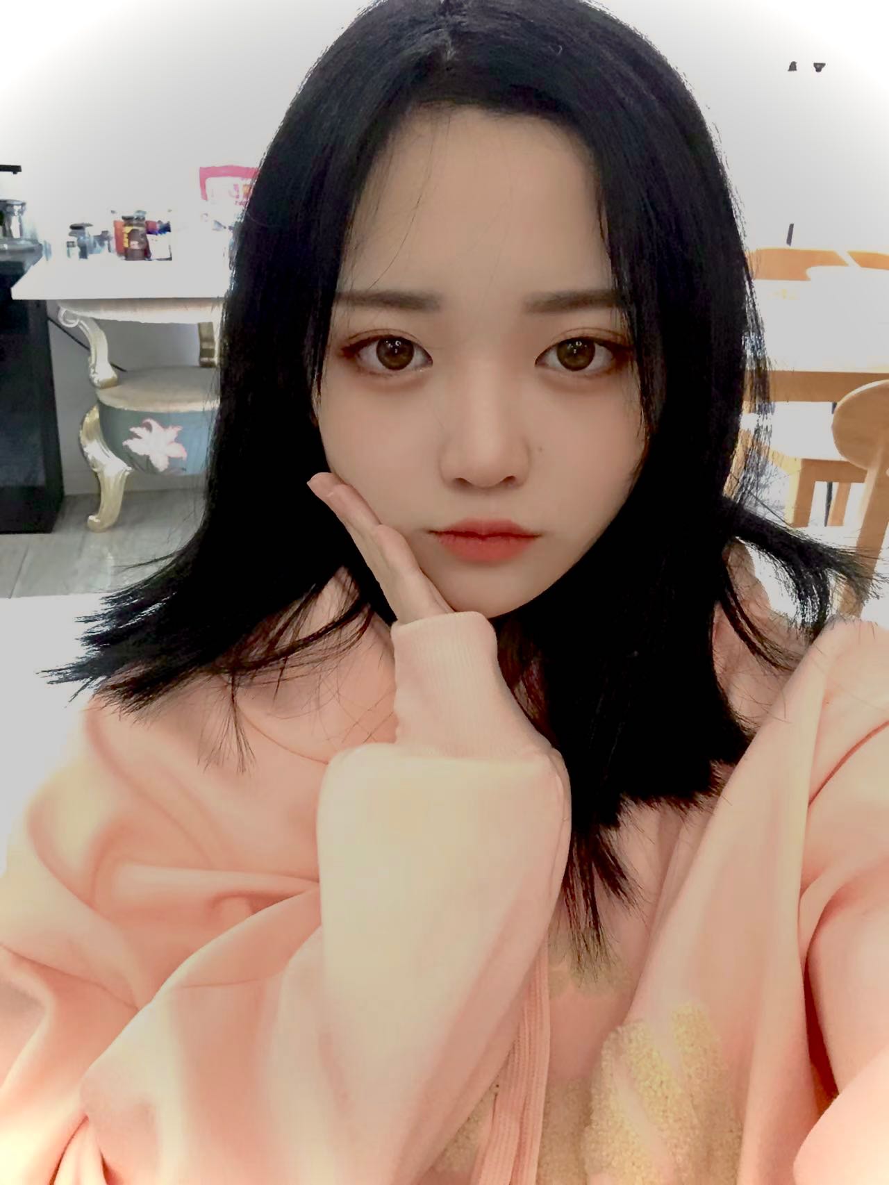 完美身材，皮肤光滑有弹性，胸丰满又有弹性