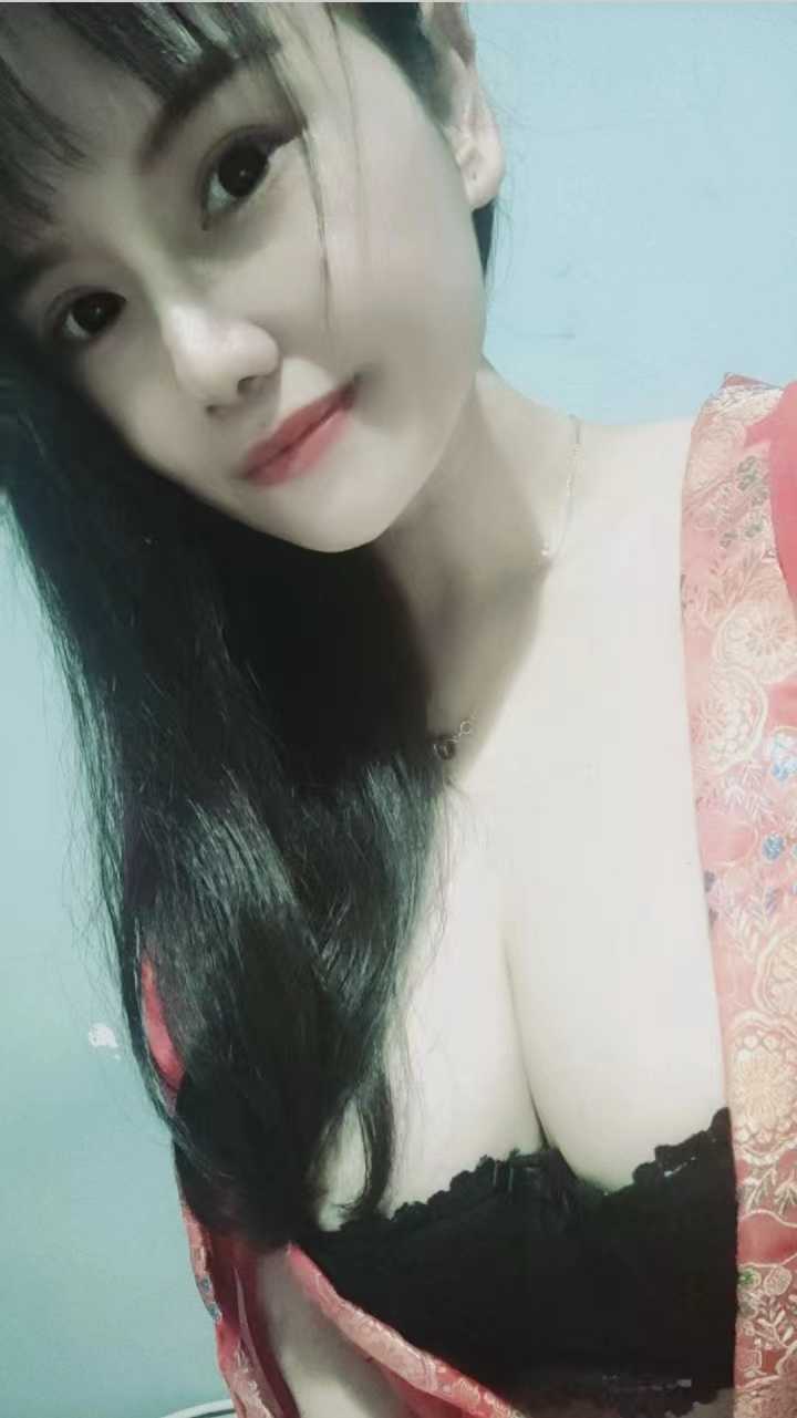 胸很大，而且服务也很好