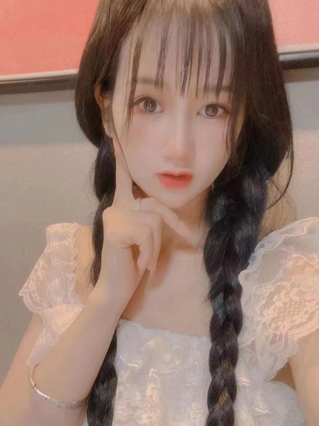 眼睛很大，而且配合很到位