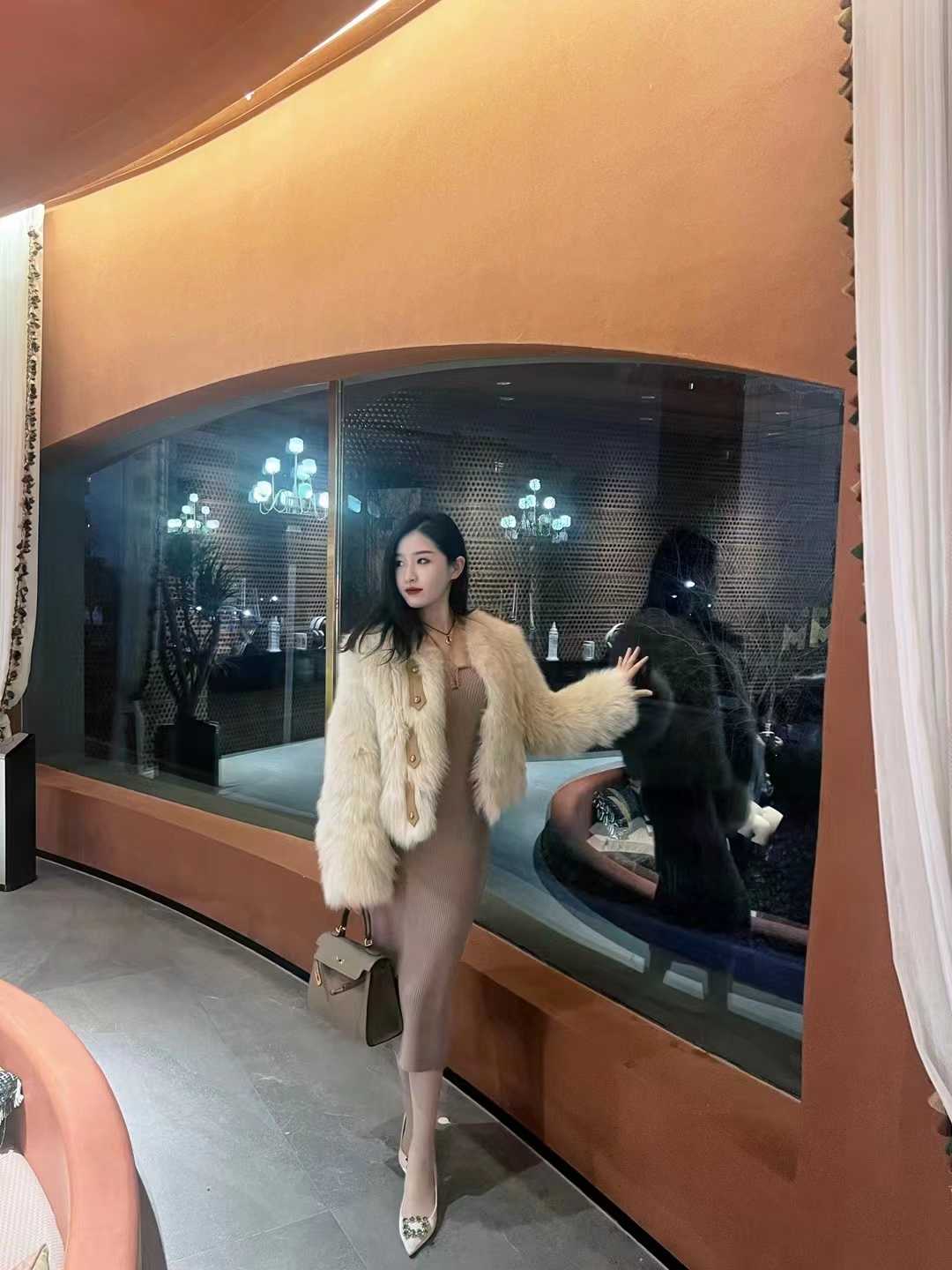 皮肤白皙光滑，胸大腰细