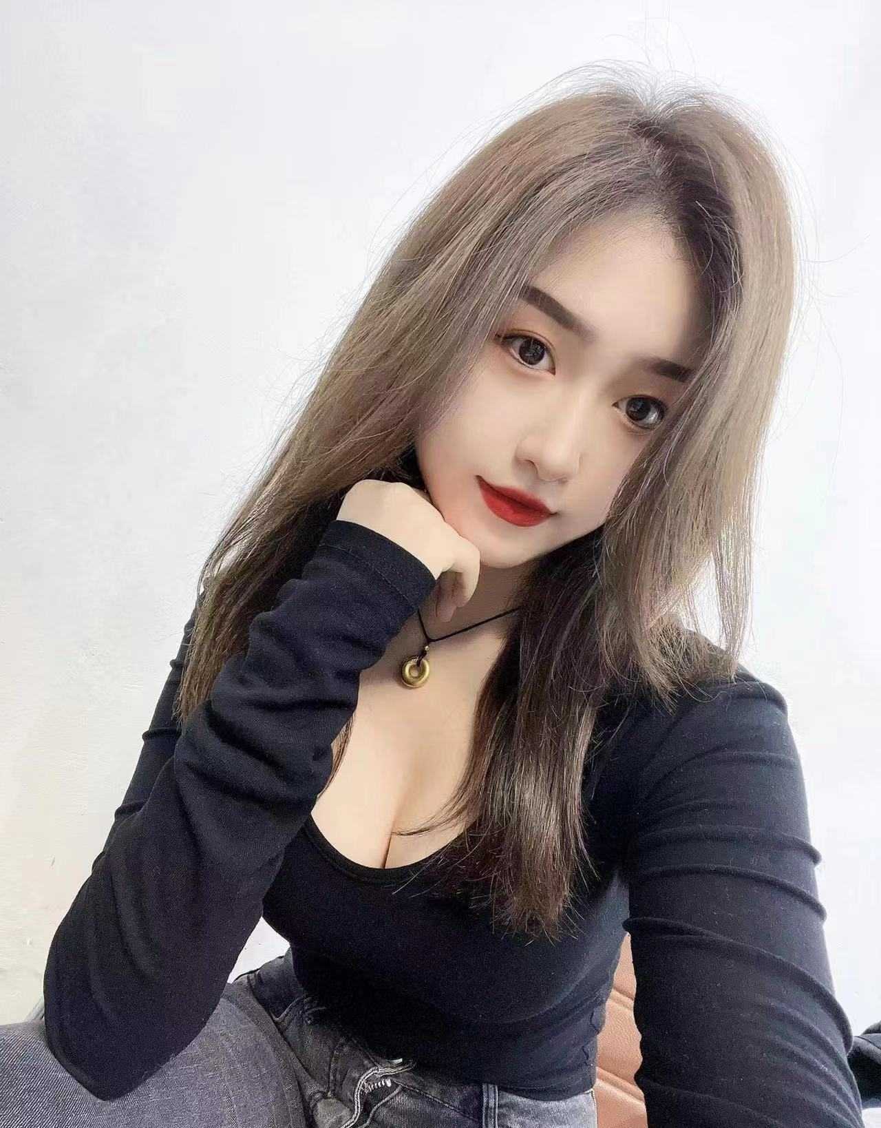 皮肤白皙光滑，胸大腰细