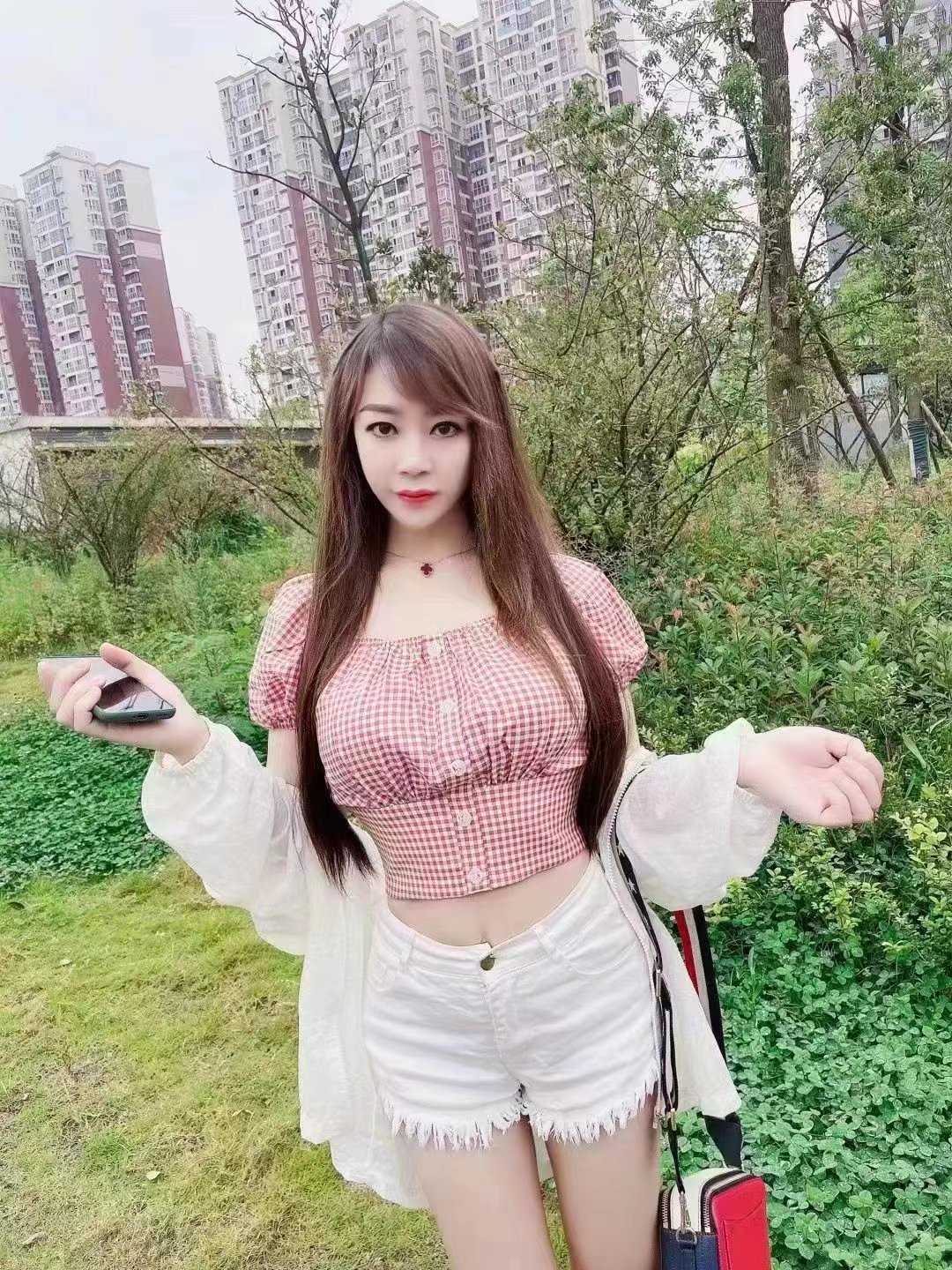 美女胸大 kh太好了差点就射她嘴