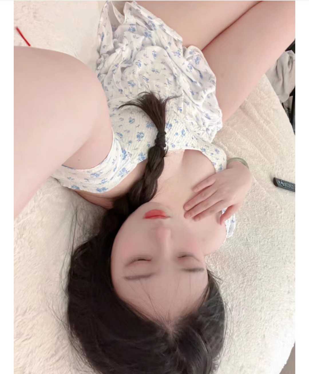 bb却夹得很紧 让我不得不使劲艹