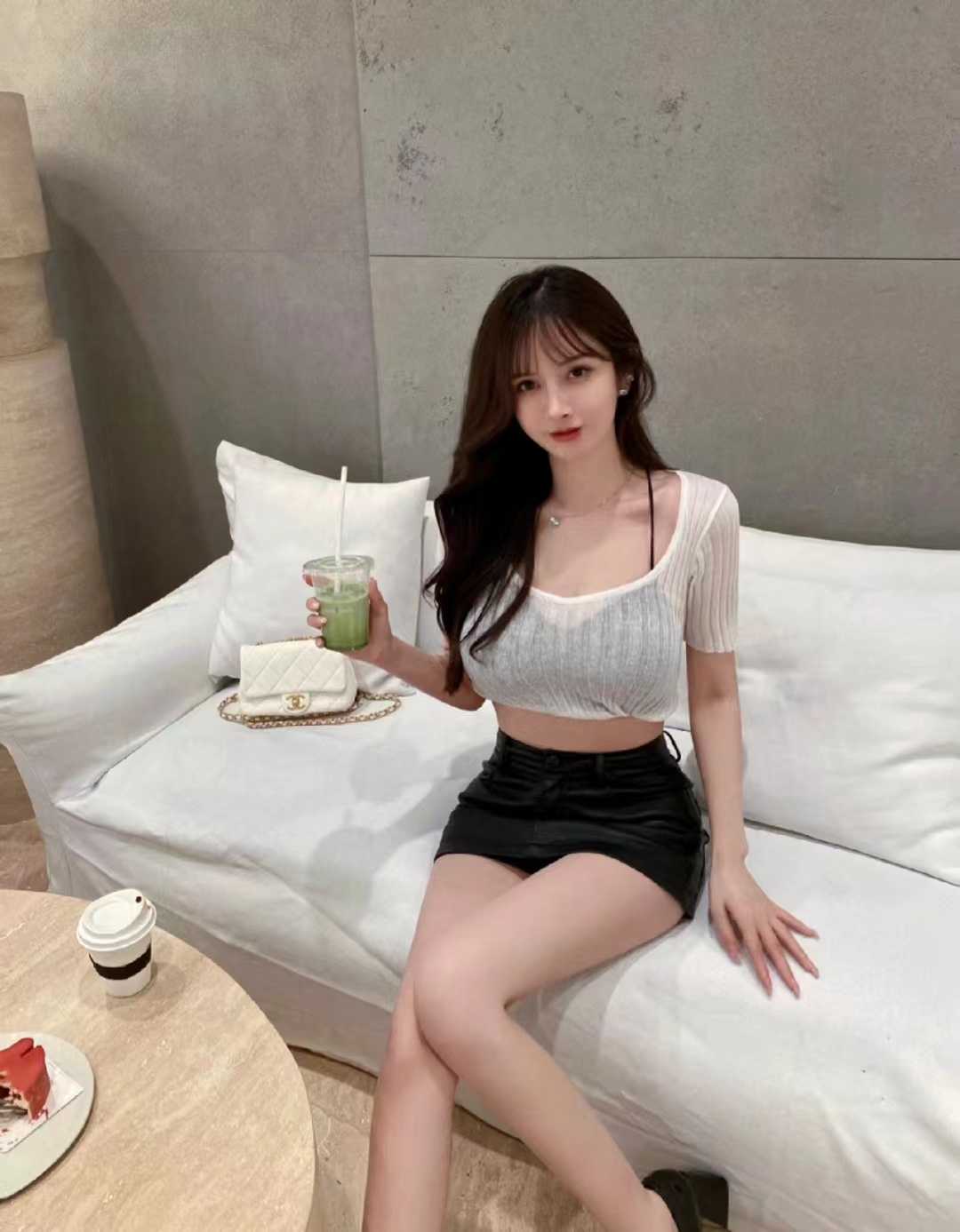 姿势随意，主动配合