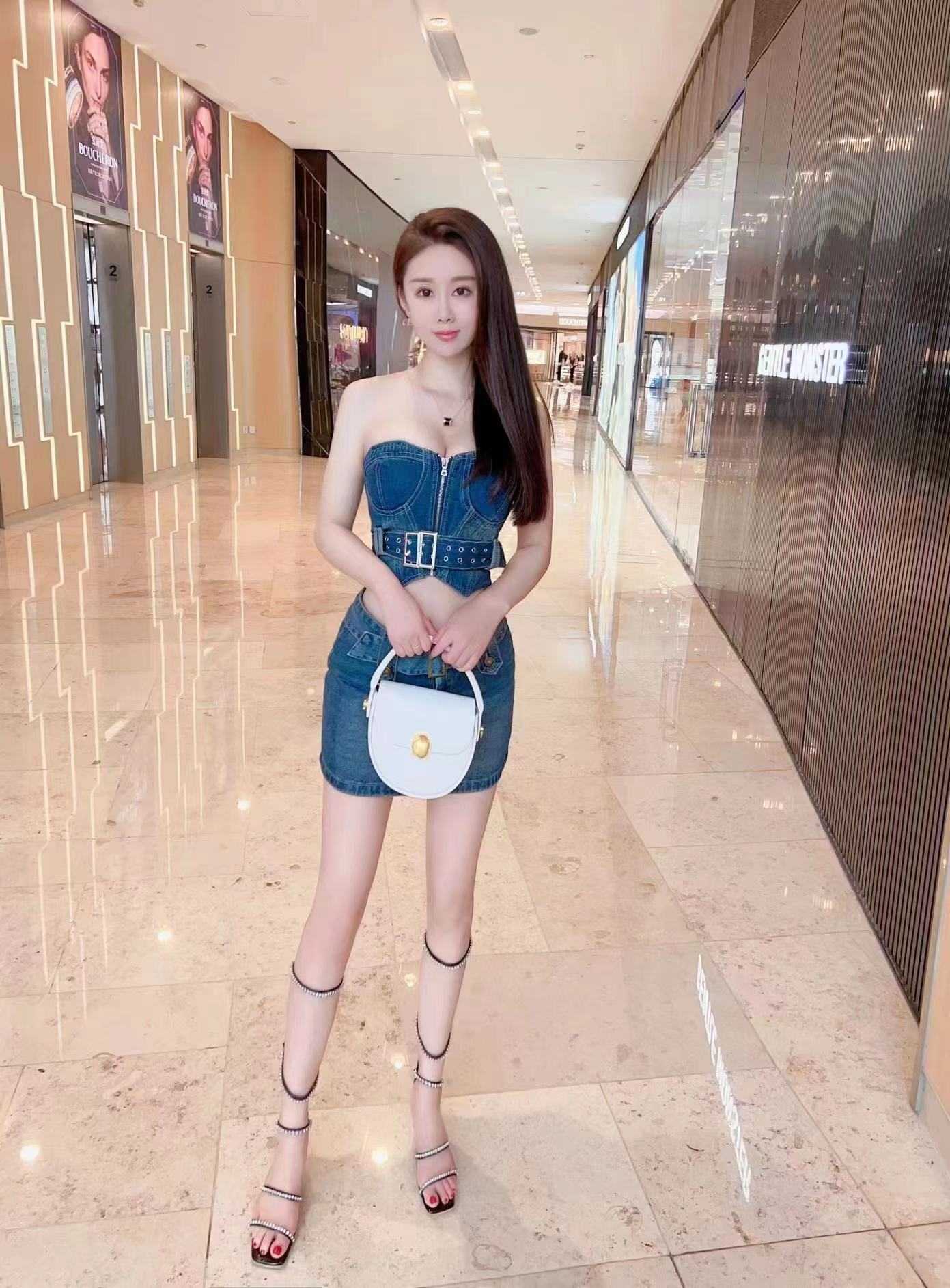 妹子皮肤很白，而且手感很好