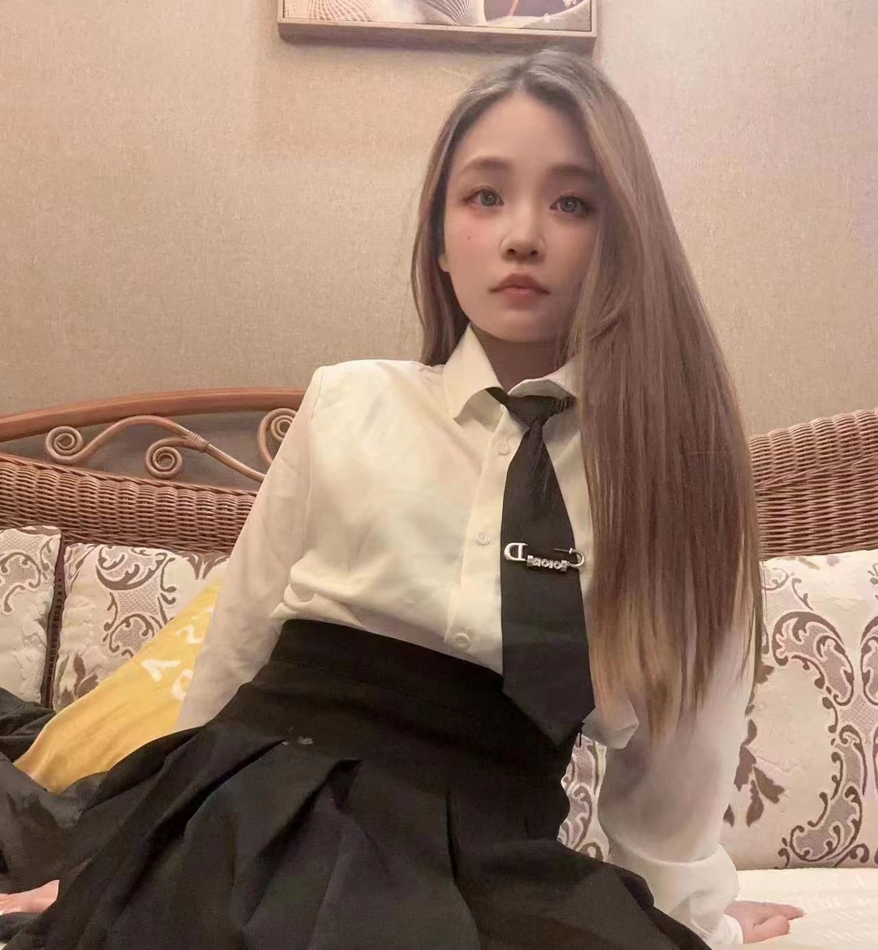 超级年轻粉嫩的妹子