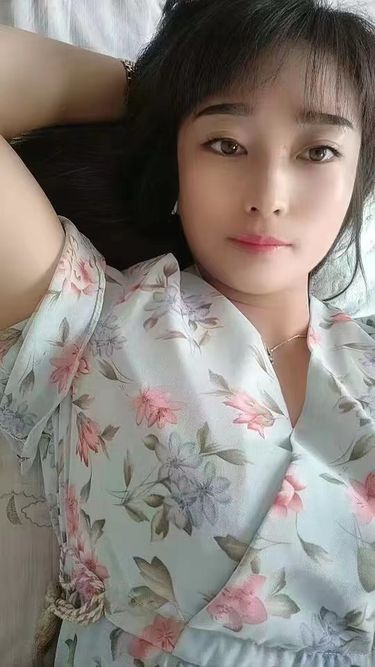 她奶子随着她的上下在晃动