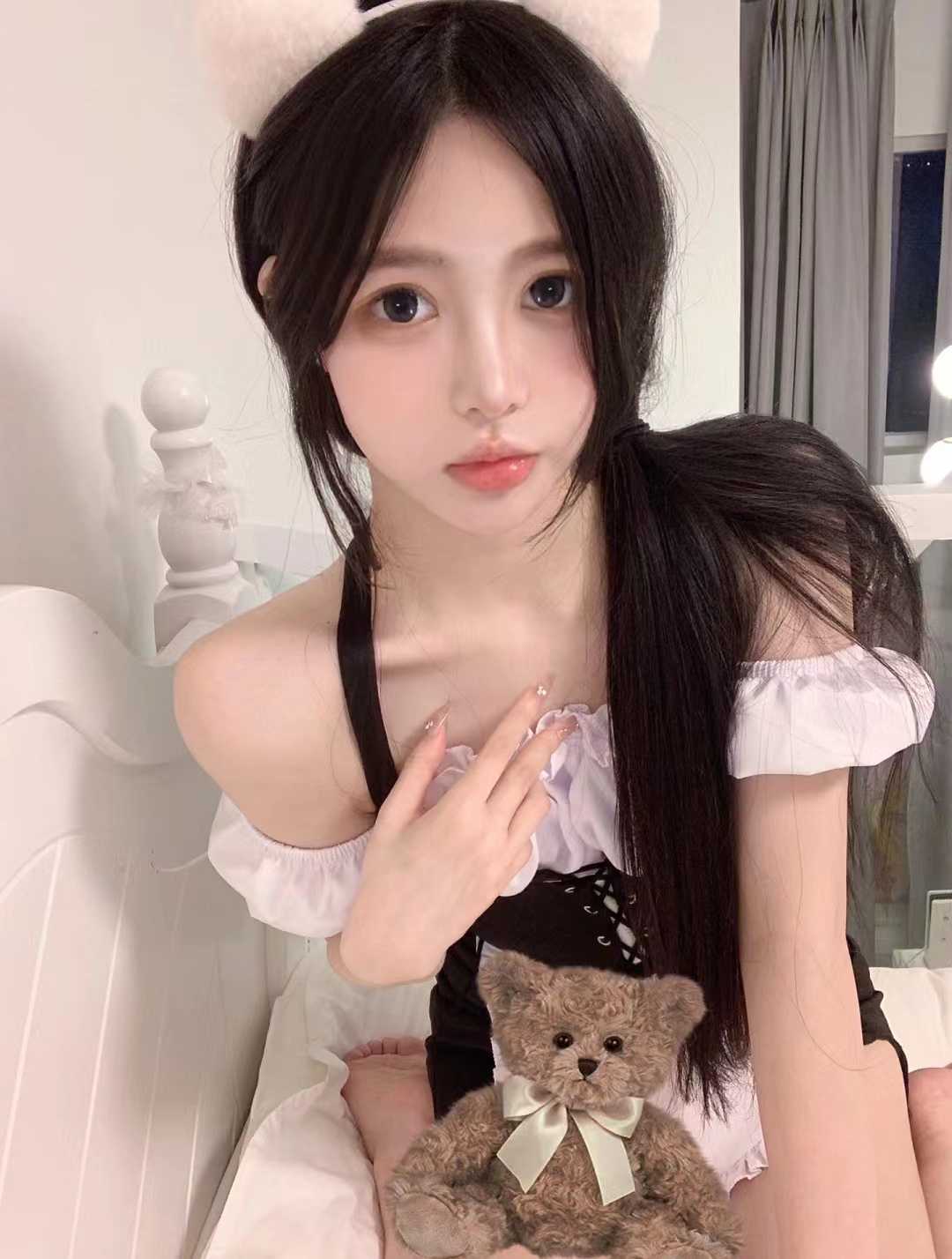 性感咪咪，身材修长