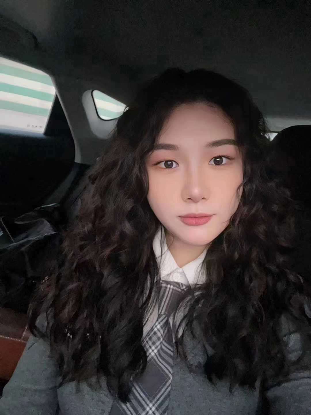 颜值超正的大波浪美女