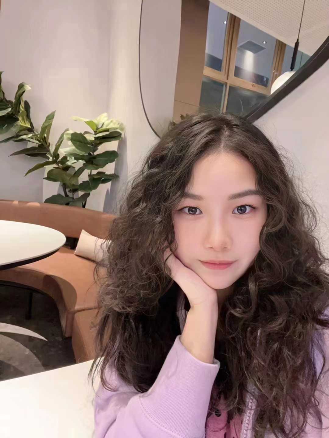 颜值超正的大波浪美女