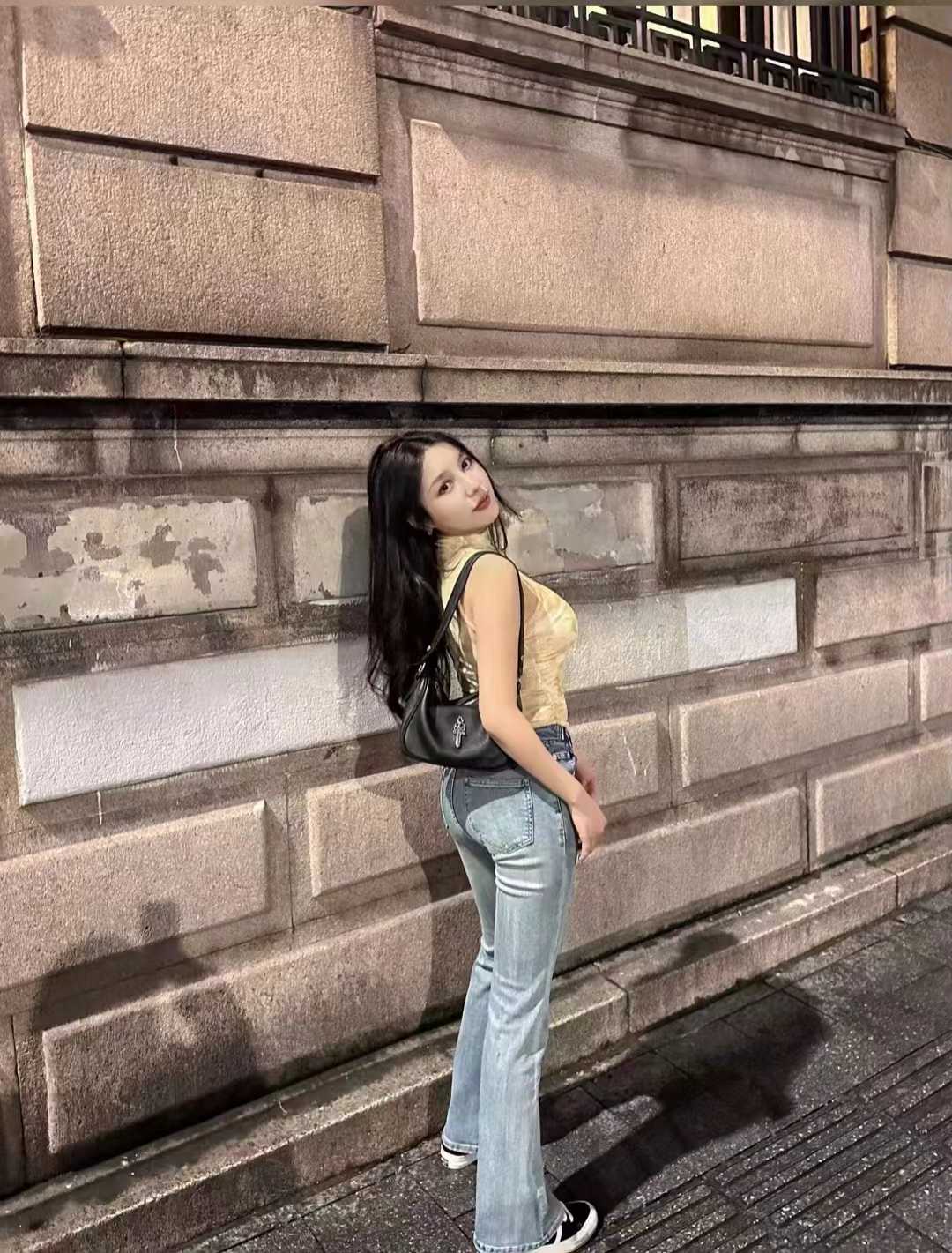 粉嫩小姐姐，个人喜欢后入