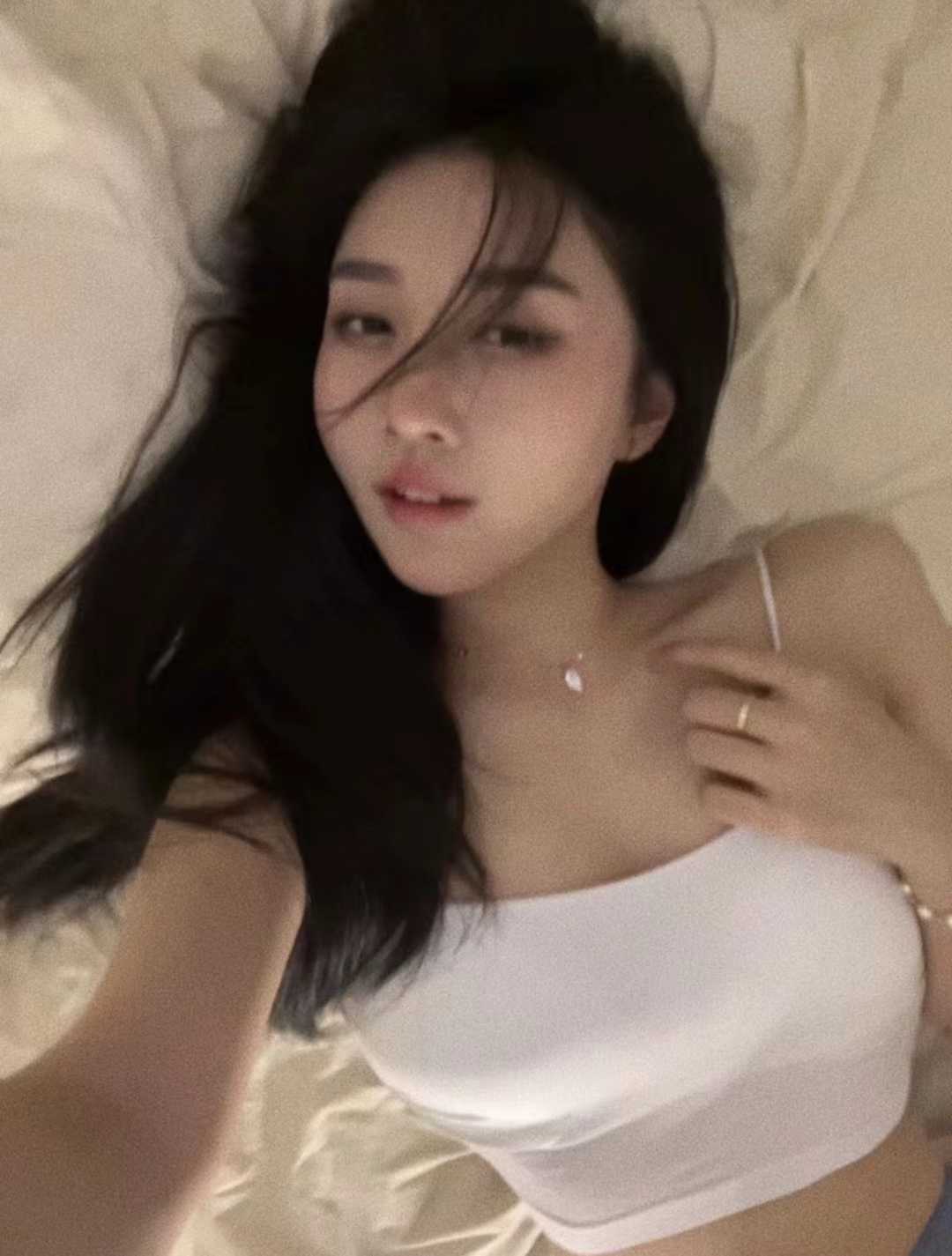 身材极品，胸摸起来很柔软