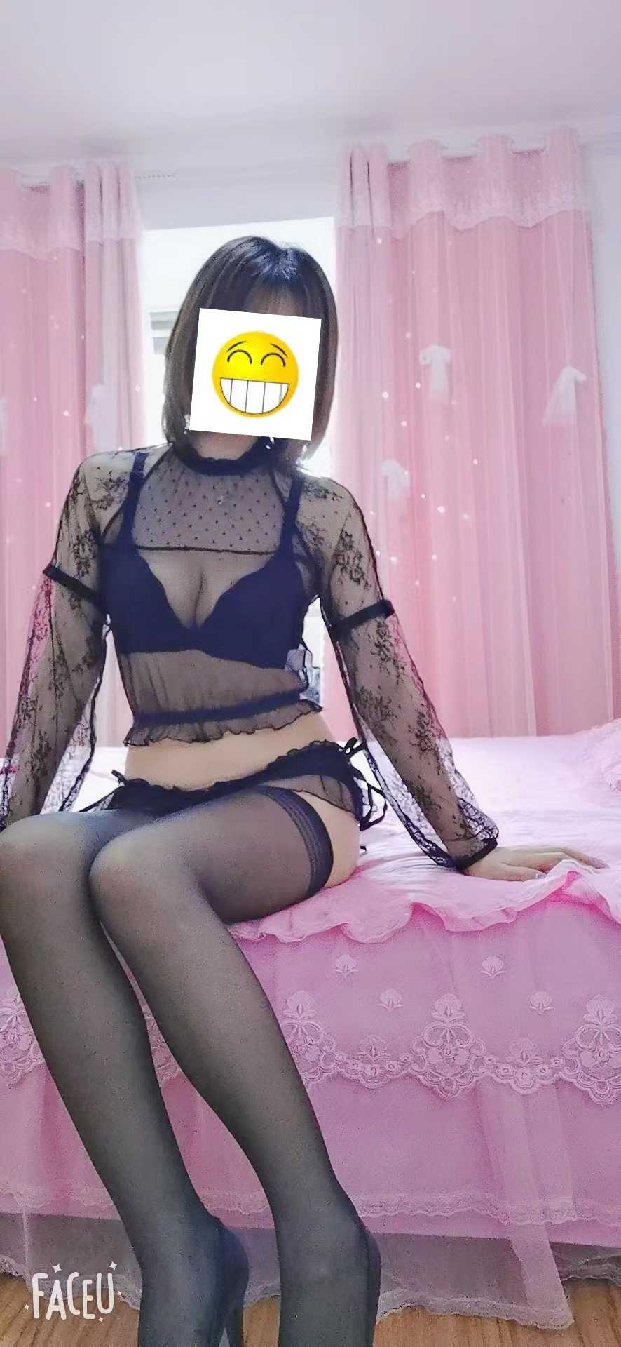 听话配合，态度好，姿势随意