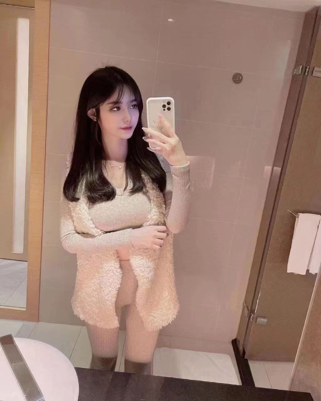 一副享受的销魂表情，玩的很嗨