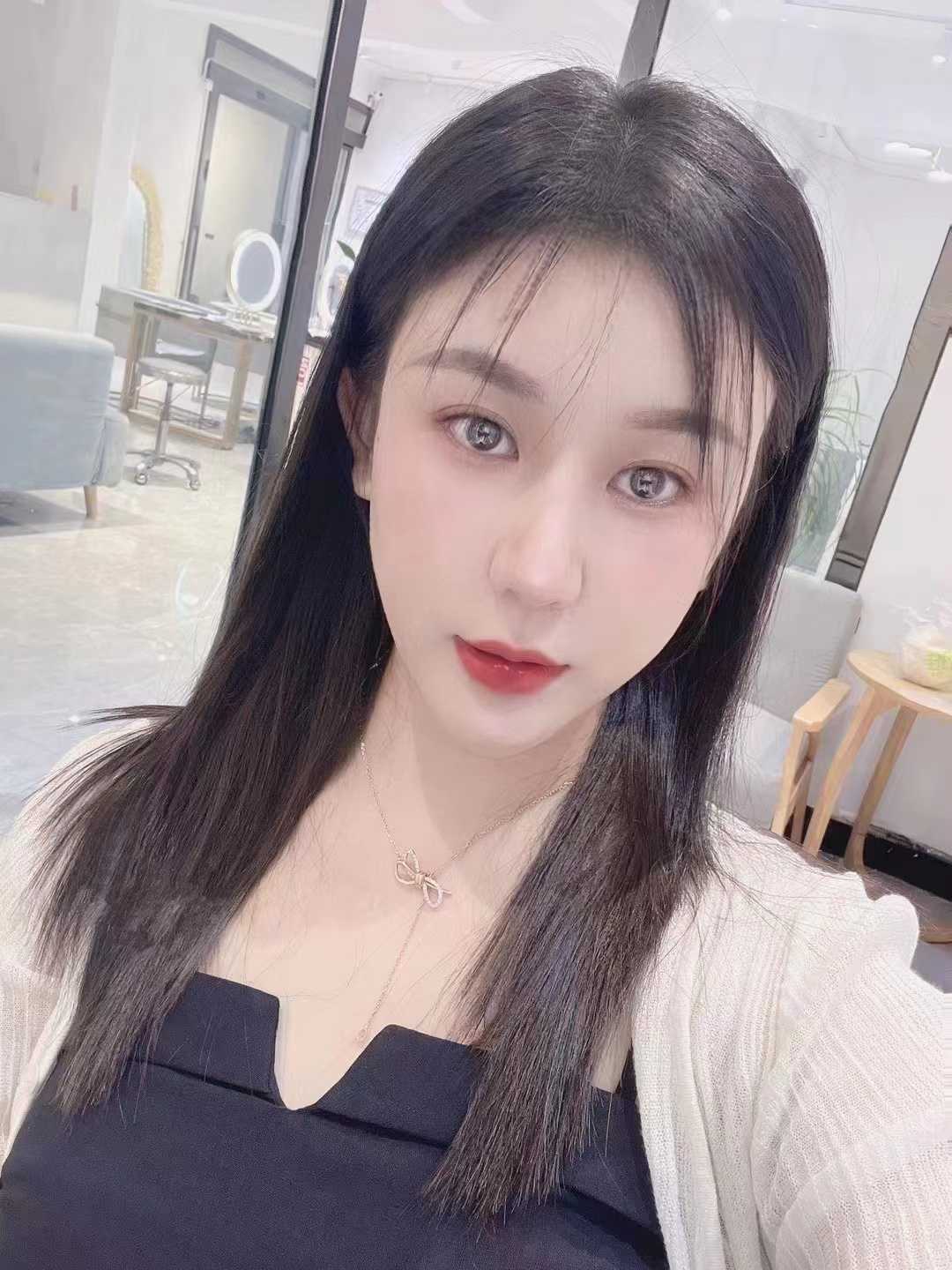 脸蛋不错，身材苗条