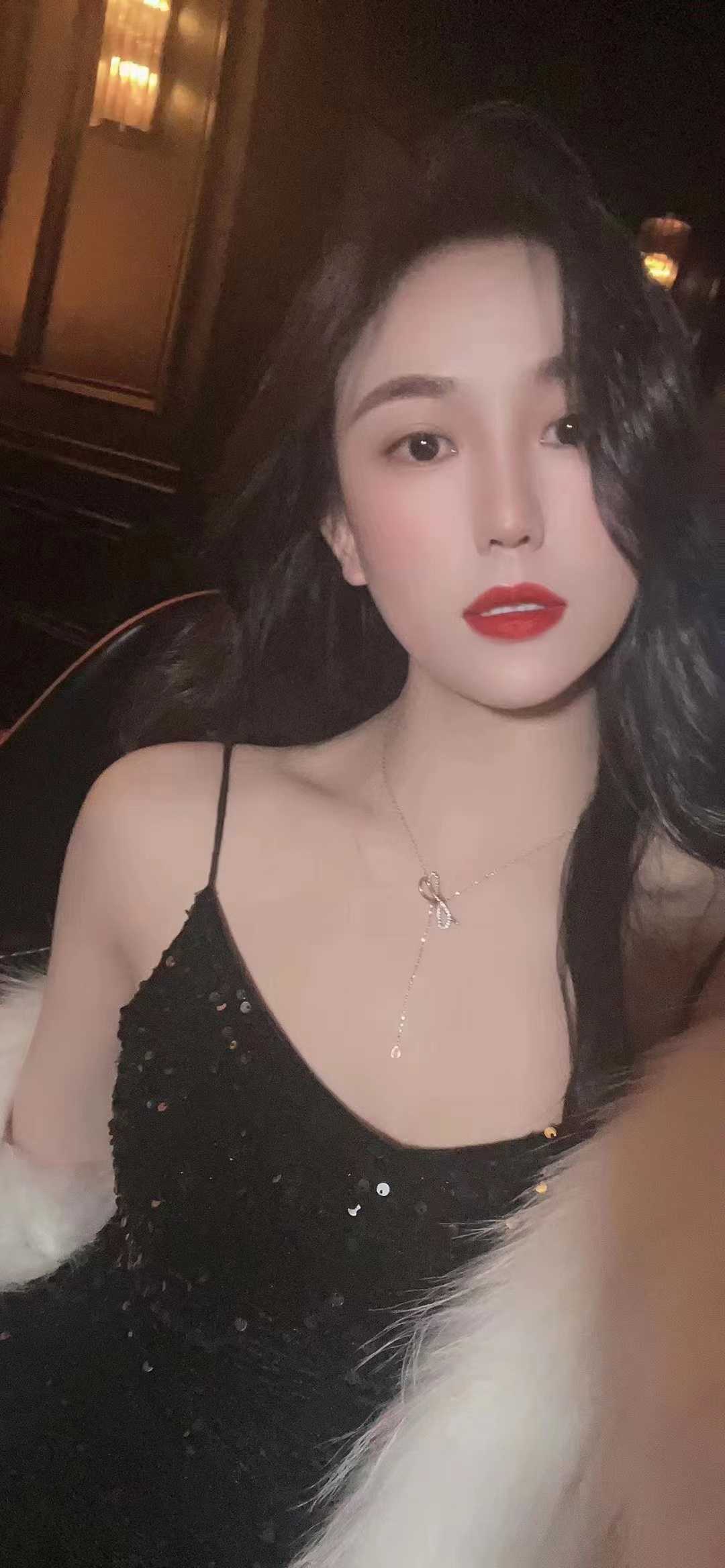 脸蛋不错，身材苗条