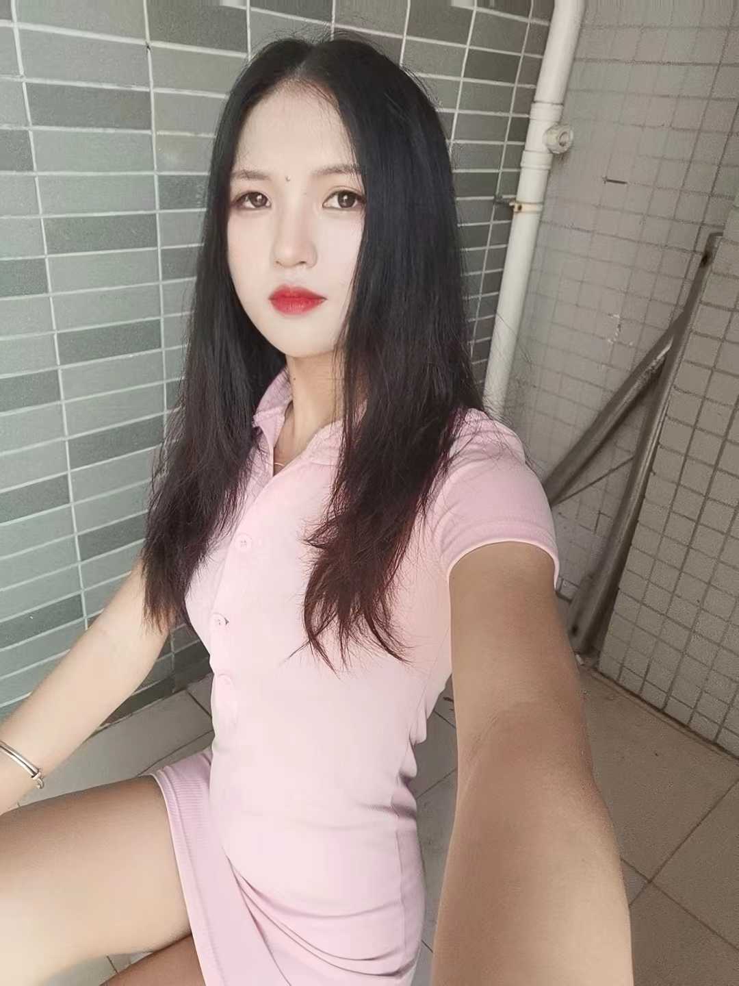 身材高挑，胸不错的小姐姐