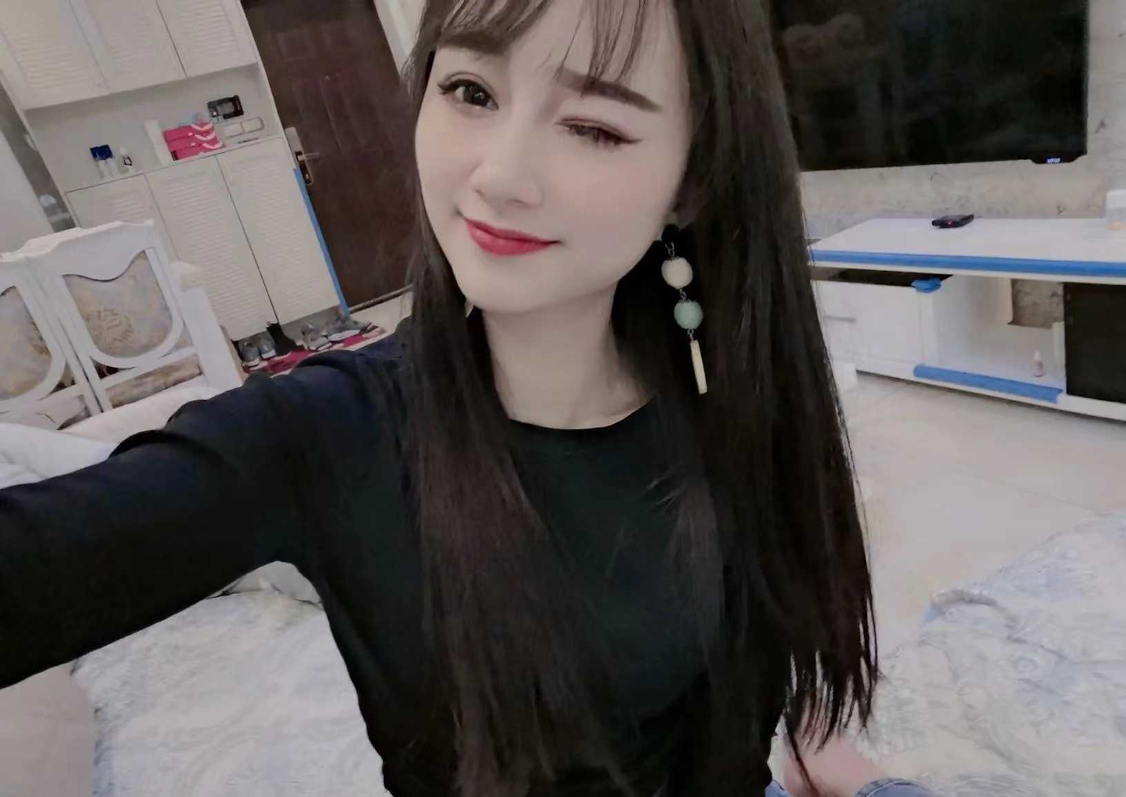 年轻漂亮妹子又白