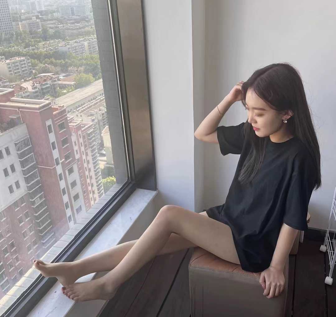 肤白貌美，大长腿。极品极品