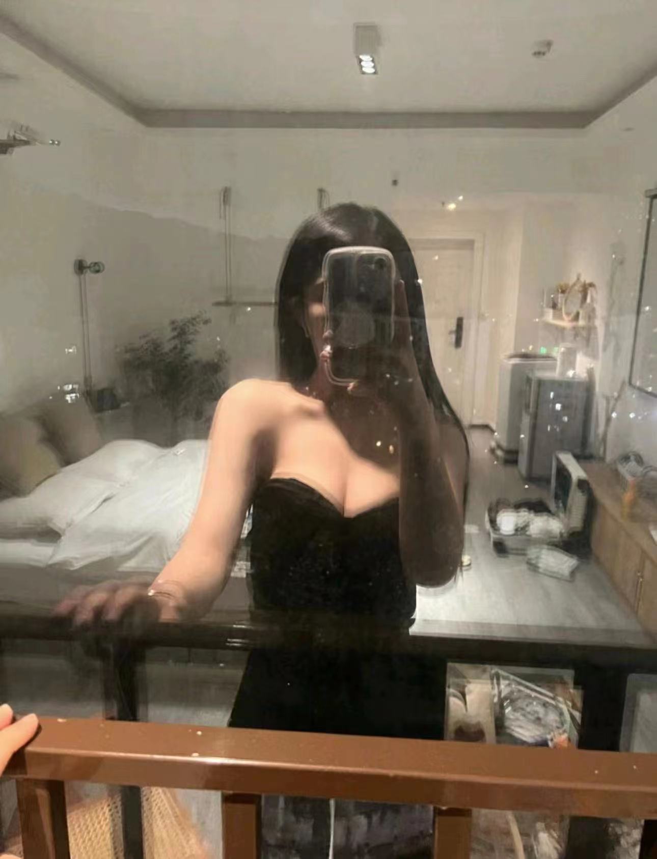 丝袜制服诱惑，可 she~吻