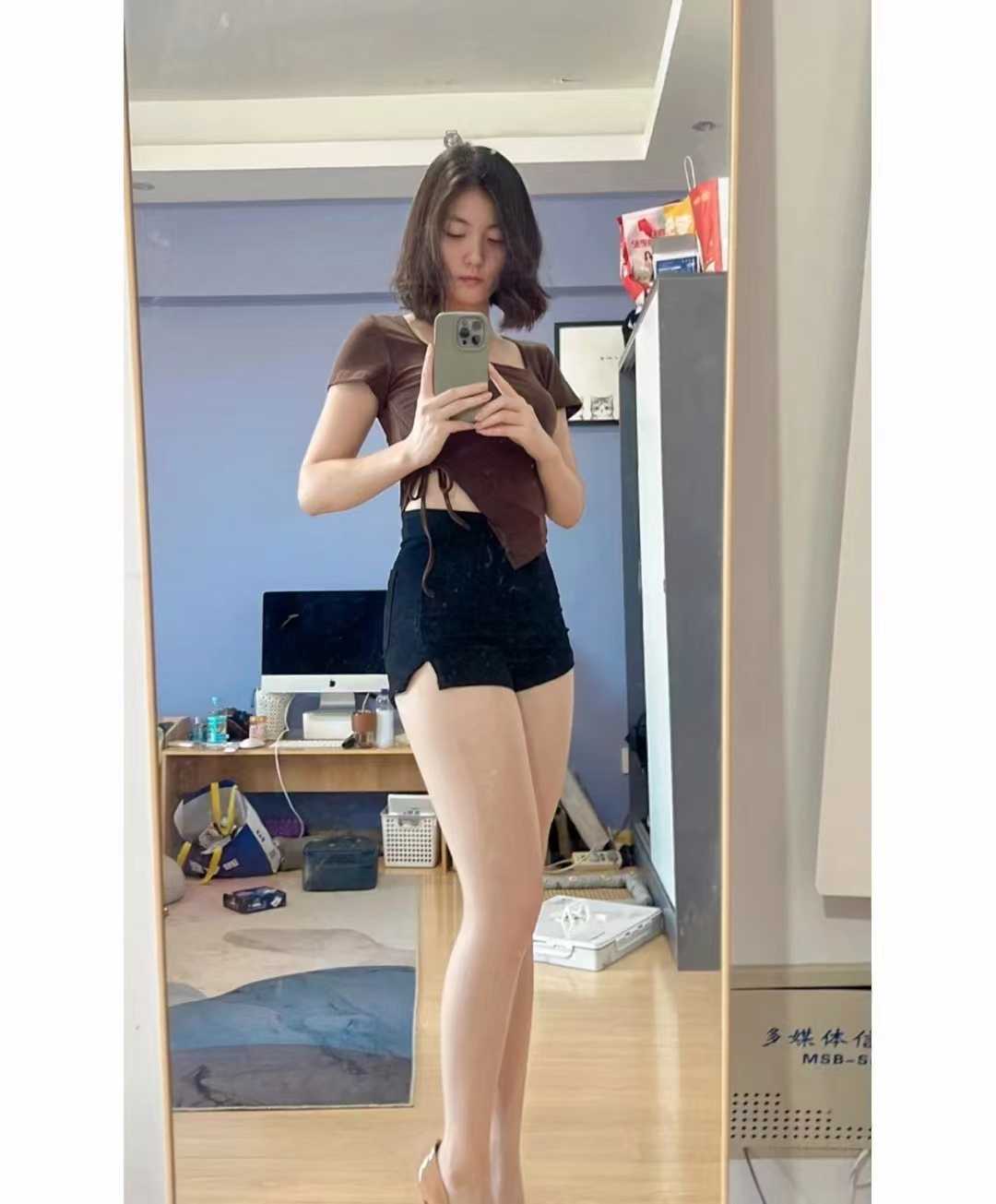 公司白领，经常健身，很少接，干净