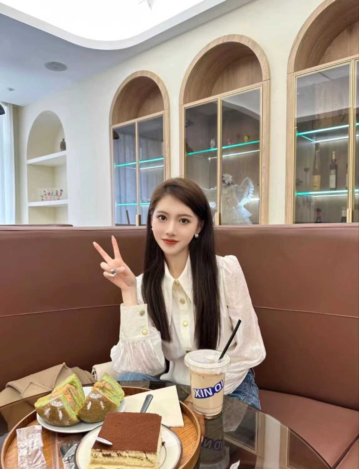 性格温柔热情，气质好