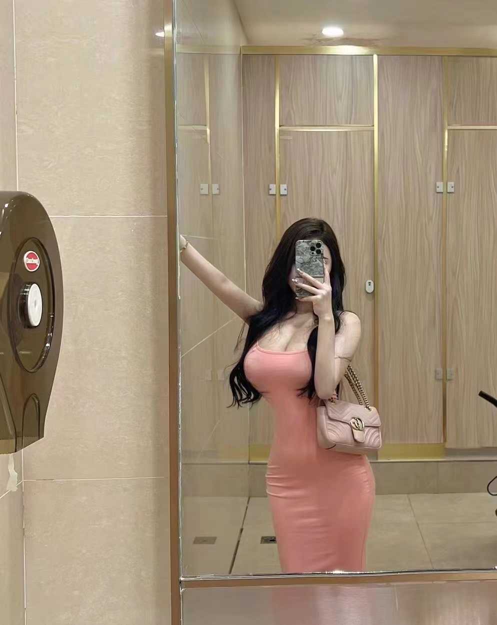 身材高挑，颜值极品的小姐姐